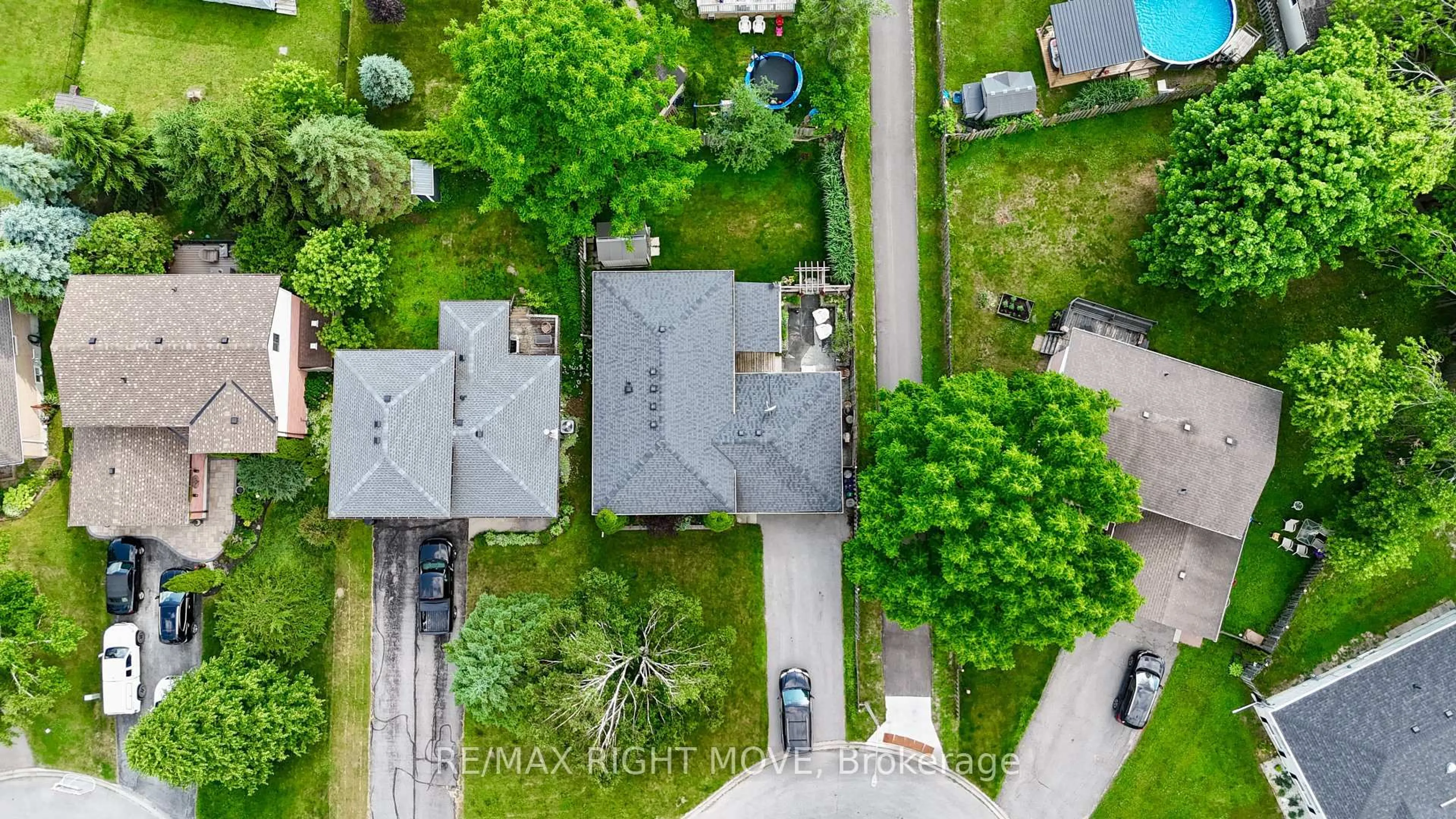 A pic from outside/outdoor area/front of a property/back of a property/a pic from drone, street for 12 Hawkins St, Georgina Ontario L0E 1R0