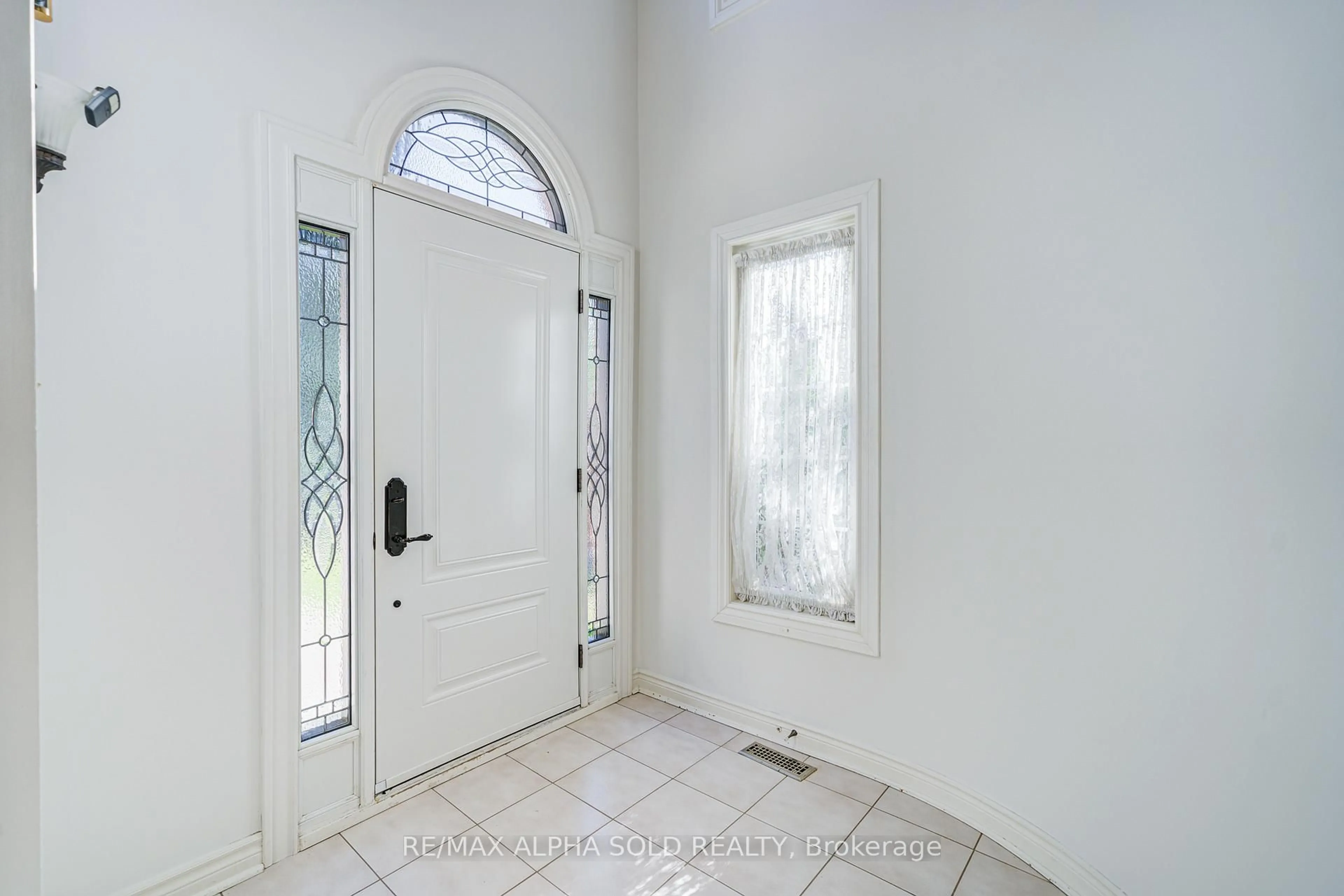 Indoor entryway for 341 Jelley Ave, Newmarket Ontario L3X 1S5