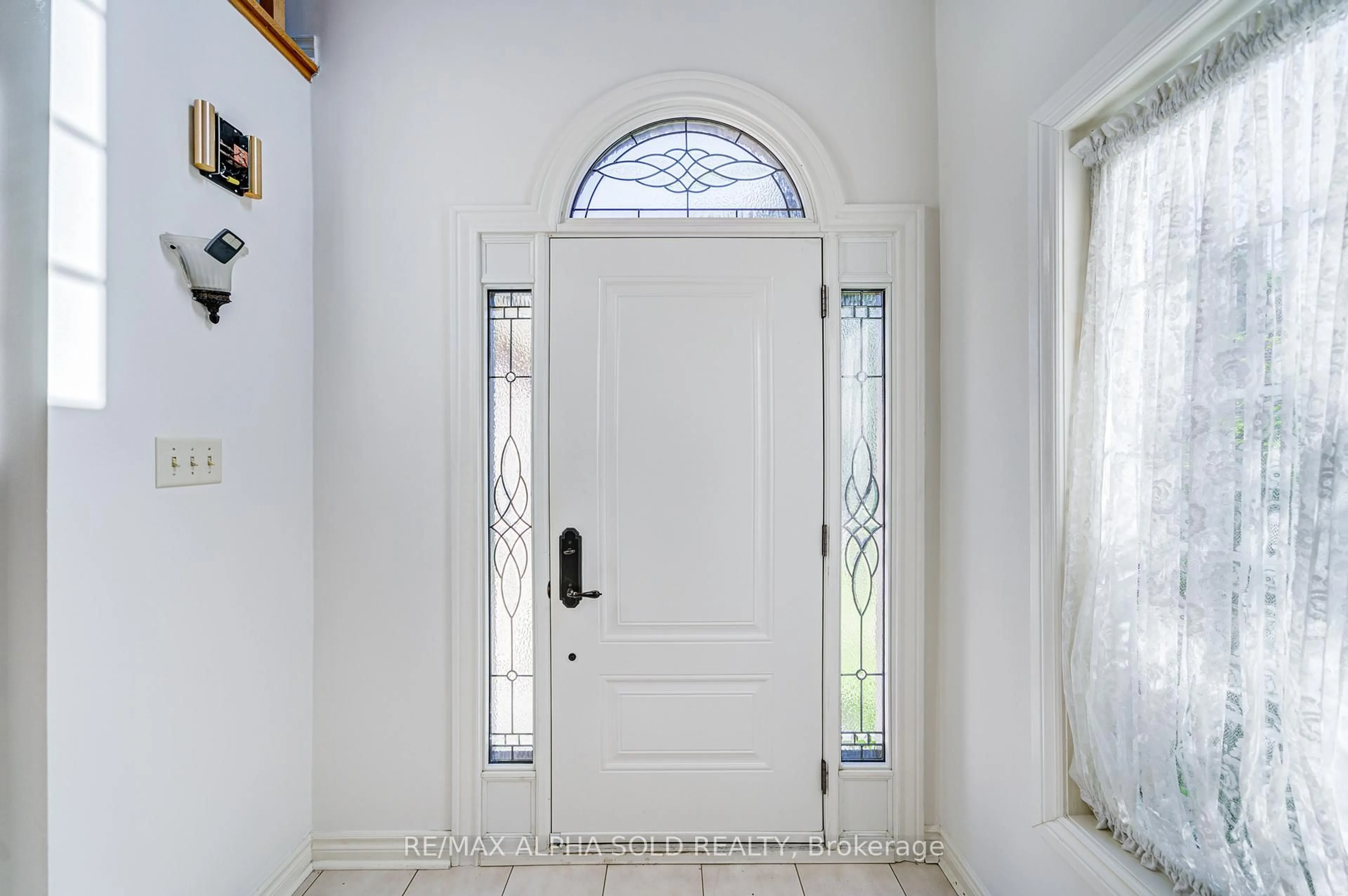 Indoor entryway for 341 Jelley Ave, Newmarket Ontario L3X 1S5