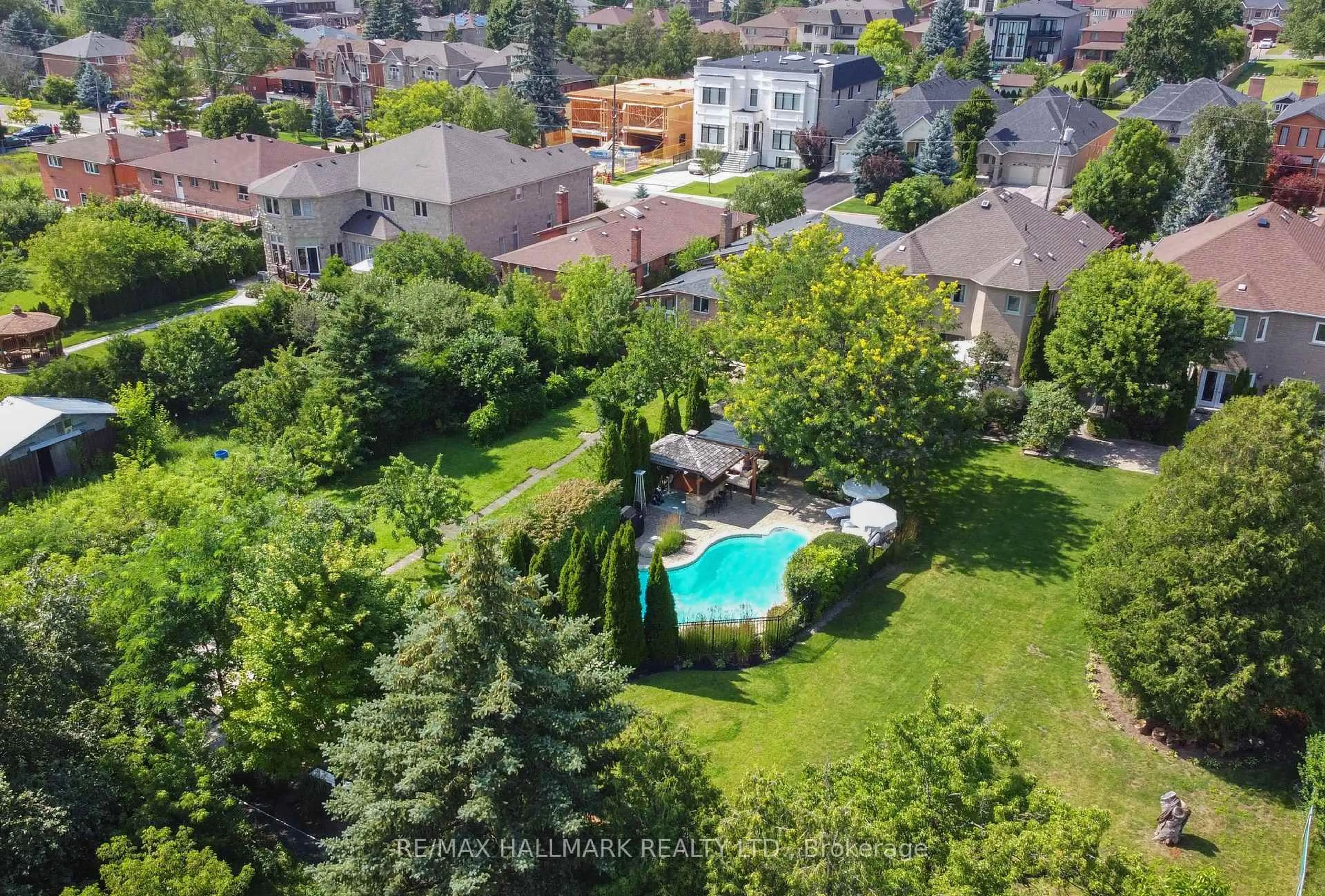 A pic from outside/outdoor area/front of a property/back of a property/a pic from drone, street for 111 Oak Ave, Richmond Hill Ontario L4C 6R6