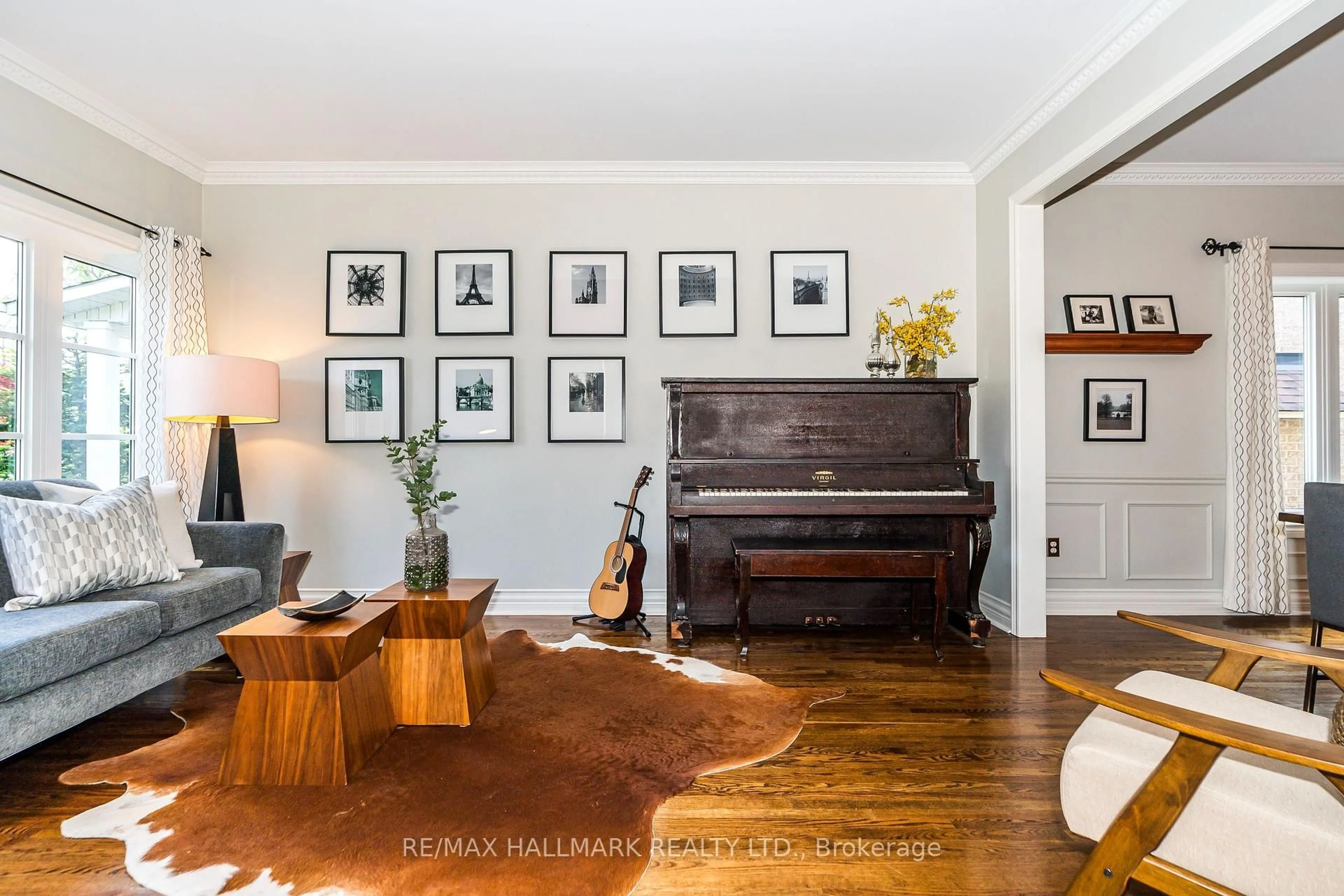 Living room with furniture, wood/laminate floor for 111 Oak Ave, Richmond Hill Ontario L4C 6R6
