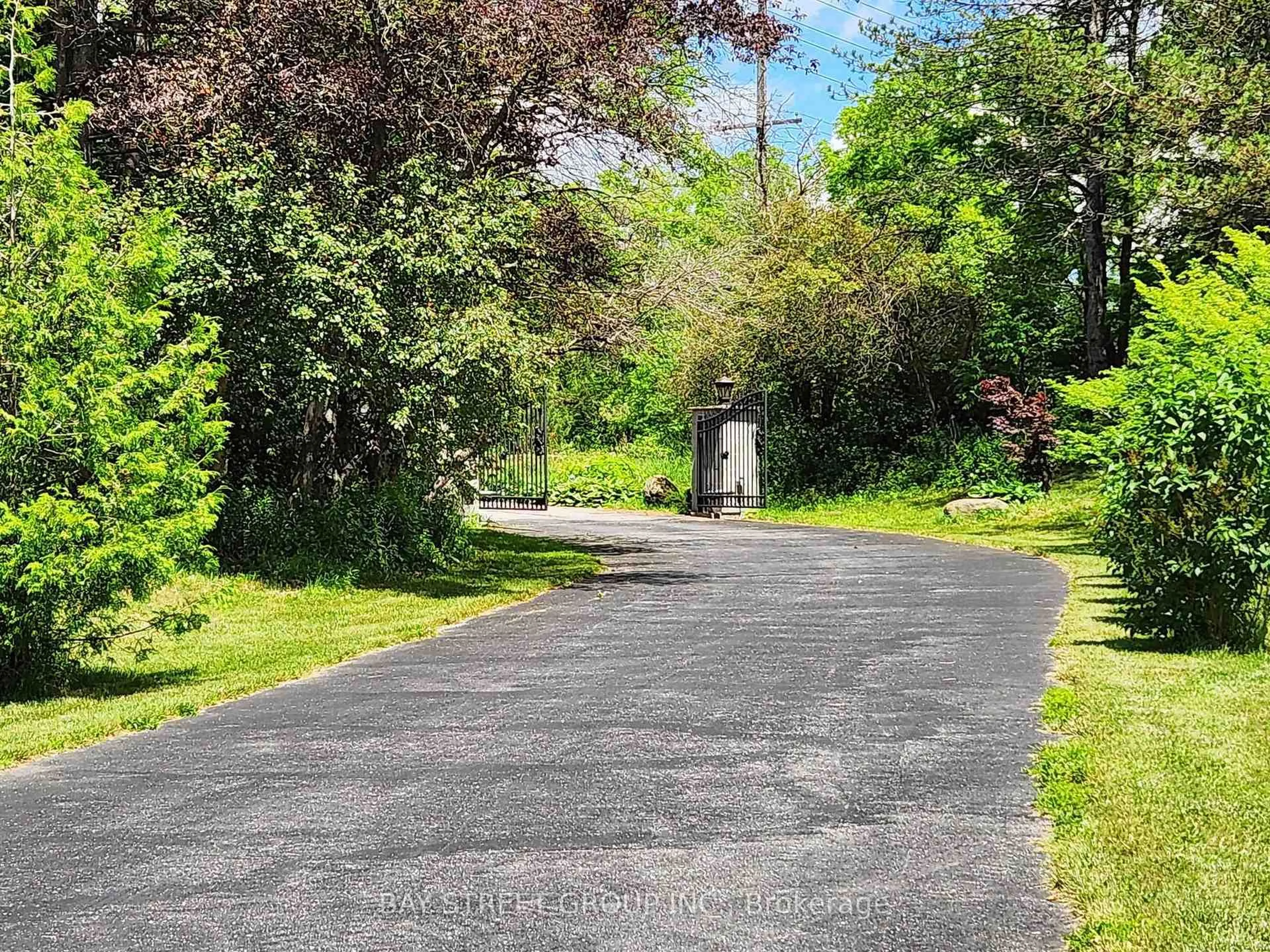 A pic from outside/outdoor area/front of a property/back of a property/a pic from drone, street for 3141 Vivian Rd, Whitchurch-Stouffville Ontario L3Y 4W1