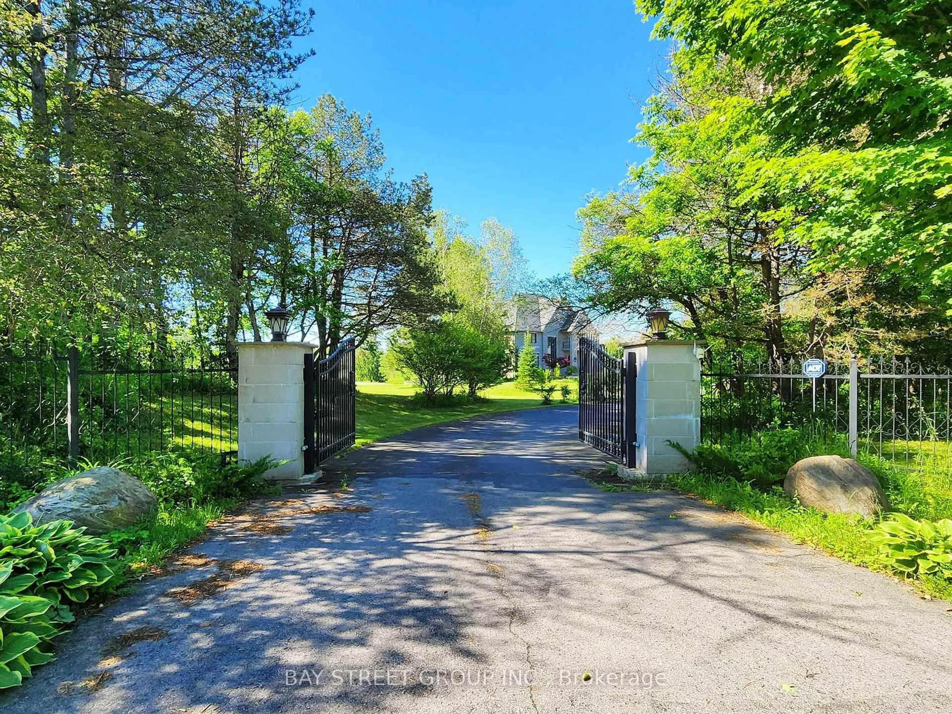 A pic from outside/outdoor area/front of a property/back of a property/a pic from drone, street for 3141 Vivian Rd, Whitchurch-Stouffville Ontario L3Y 4W1