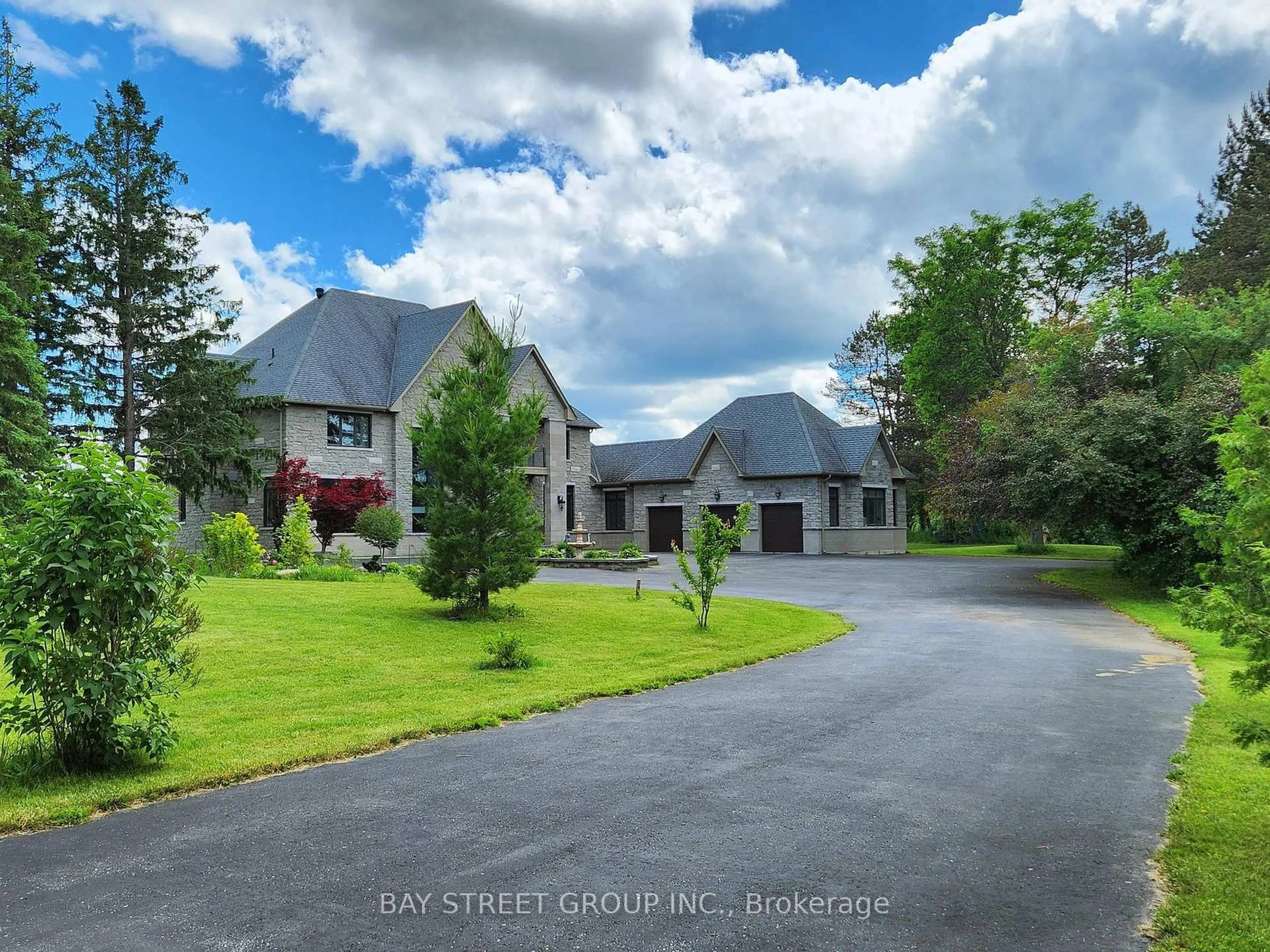 A pic from outside/outdoor area/front of a property/back of a property/a pic from drone, street for 3141 Vivian Rd, Whitchurch-Stouffville Ontario L3Y 4W1
