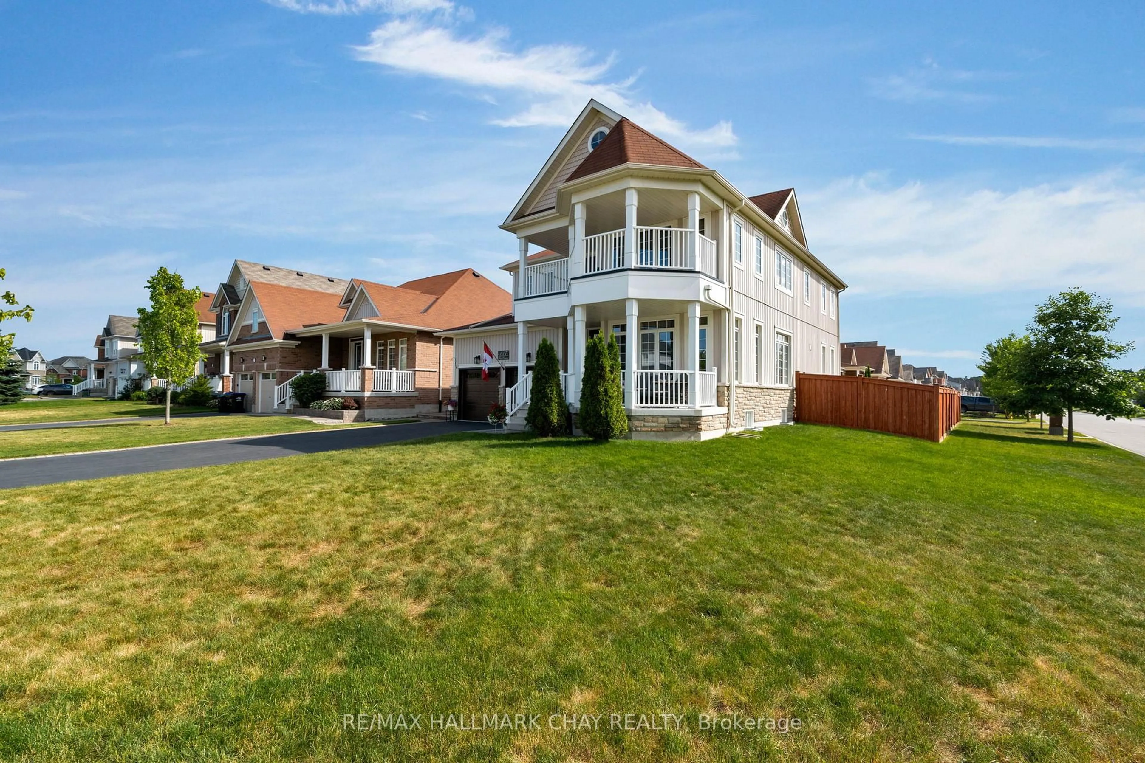 A pic from outside/outdoor area/front of a property/back of a property/a pic from drone, street for 117 Mount Cres, Essa Ontario L3W 0N2