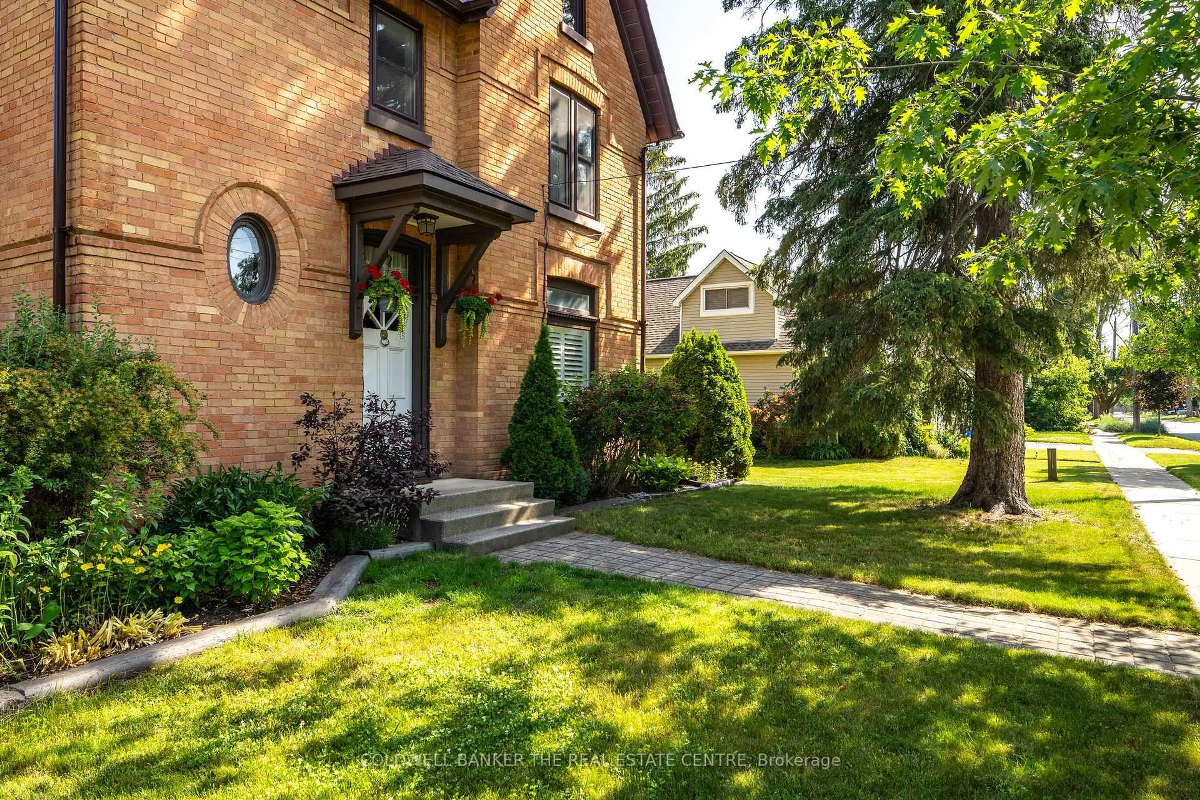 Home with brick exterior material, street for 102 Wellington St, New Tecumseth Ontario L9R 1G7