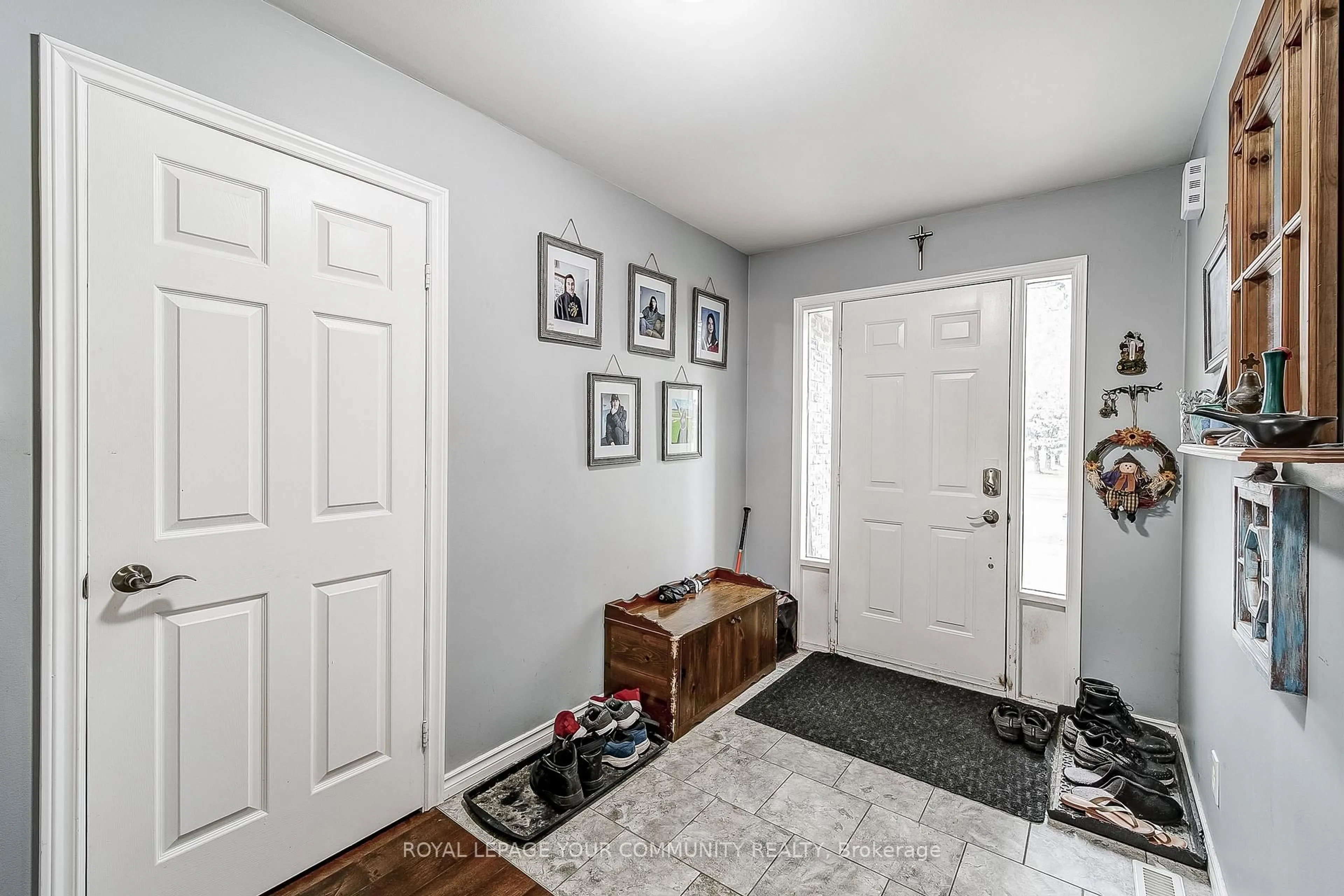 Indoor entryway for 125 Biscayne Blvd, Georgina Ontario L4P 3S2