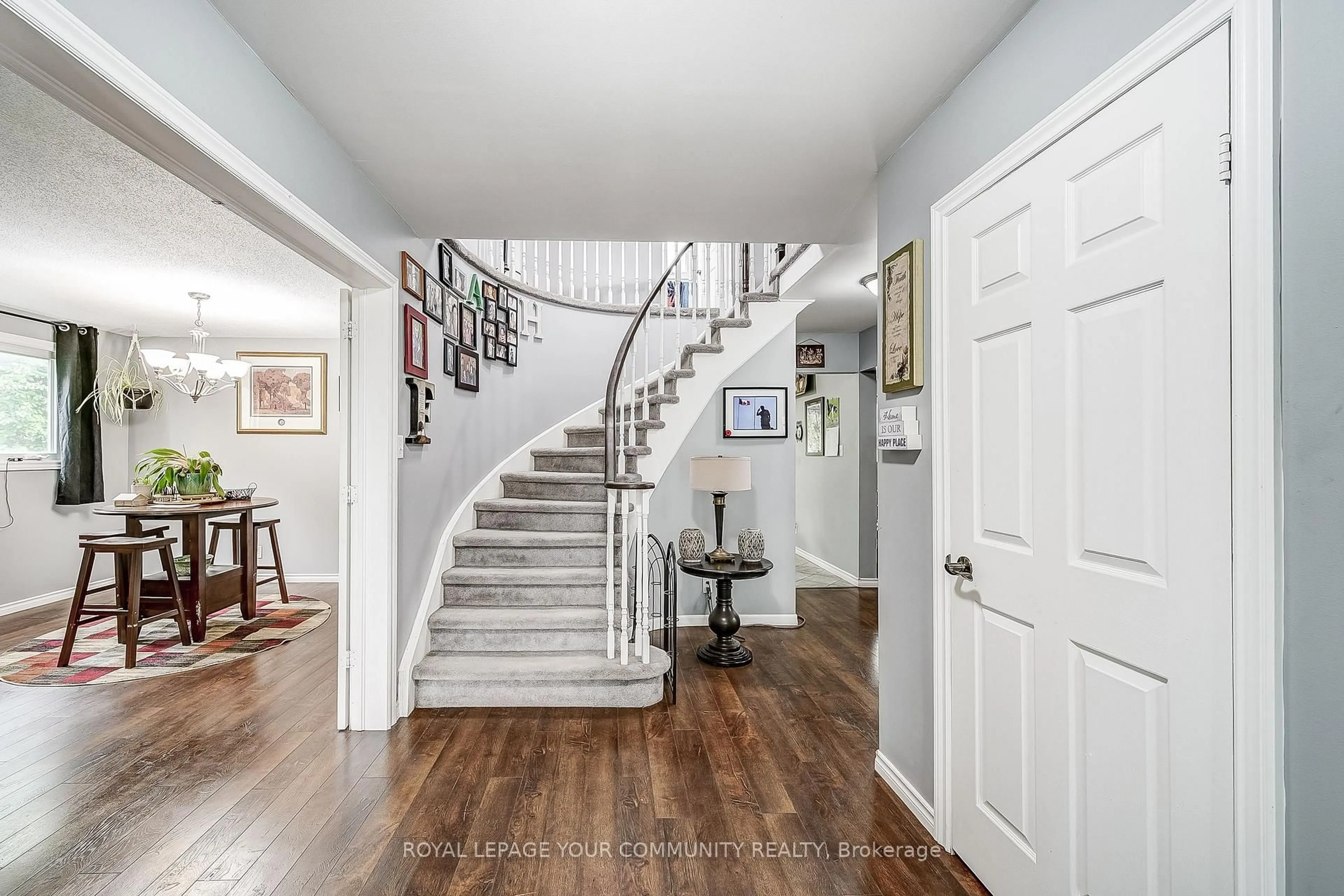 Indoor entryway for 125 Biscayne Blvd, Georgina Ontario L4P 3S2