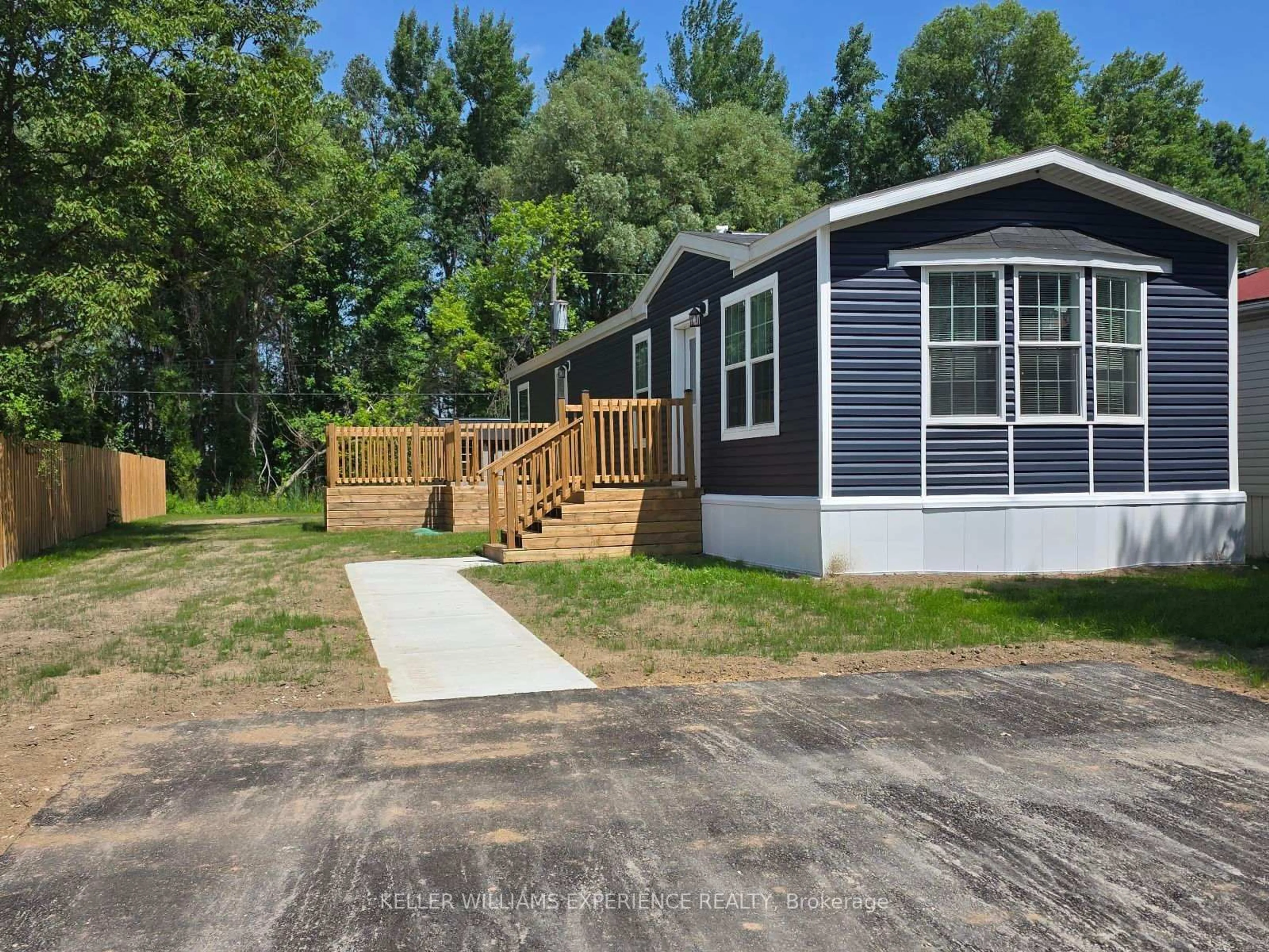 Home with vinyl exterior material, street for 40 Shamrock Cres, Essa Ontario L3W 0A5