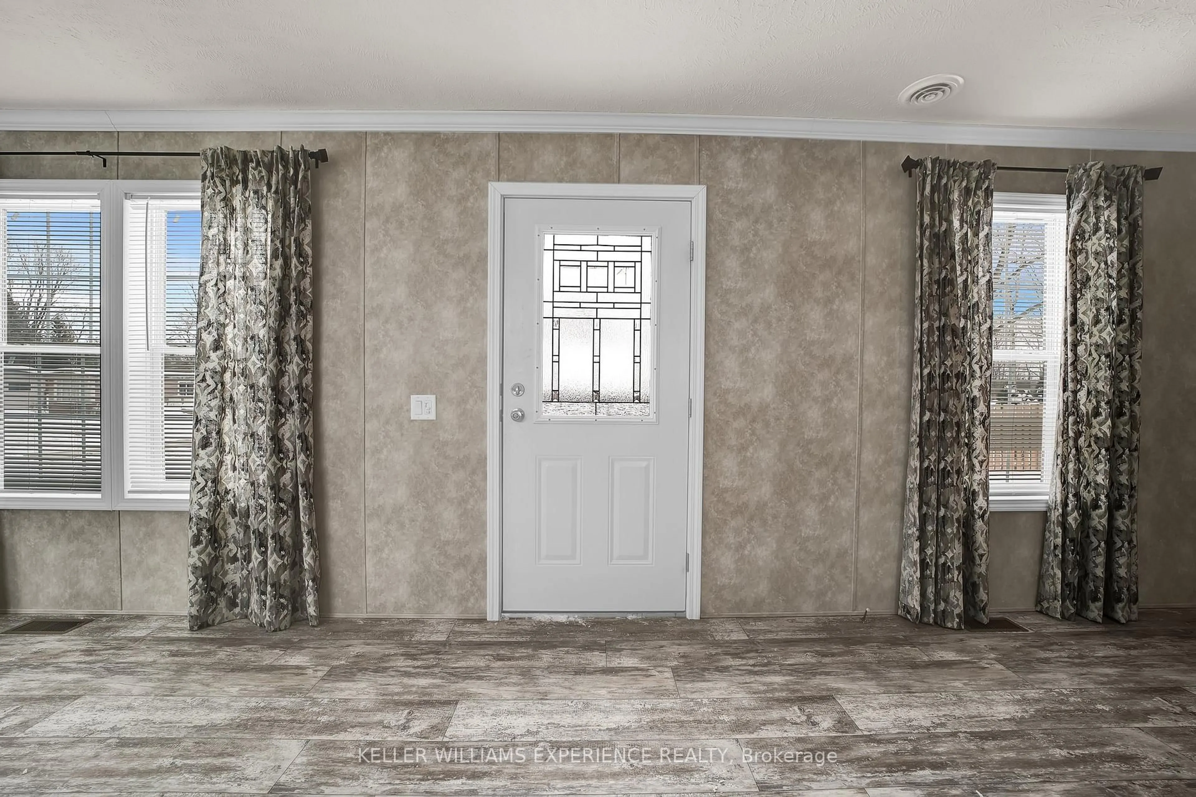 Indoor entryway for 40 Shamrock Cres, Essa Ontario L3W 0A5