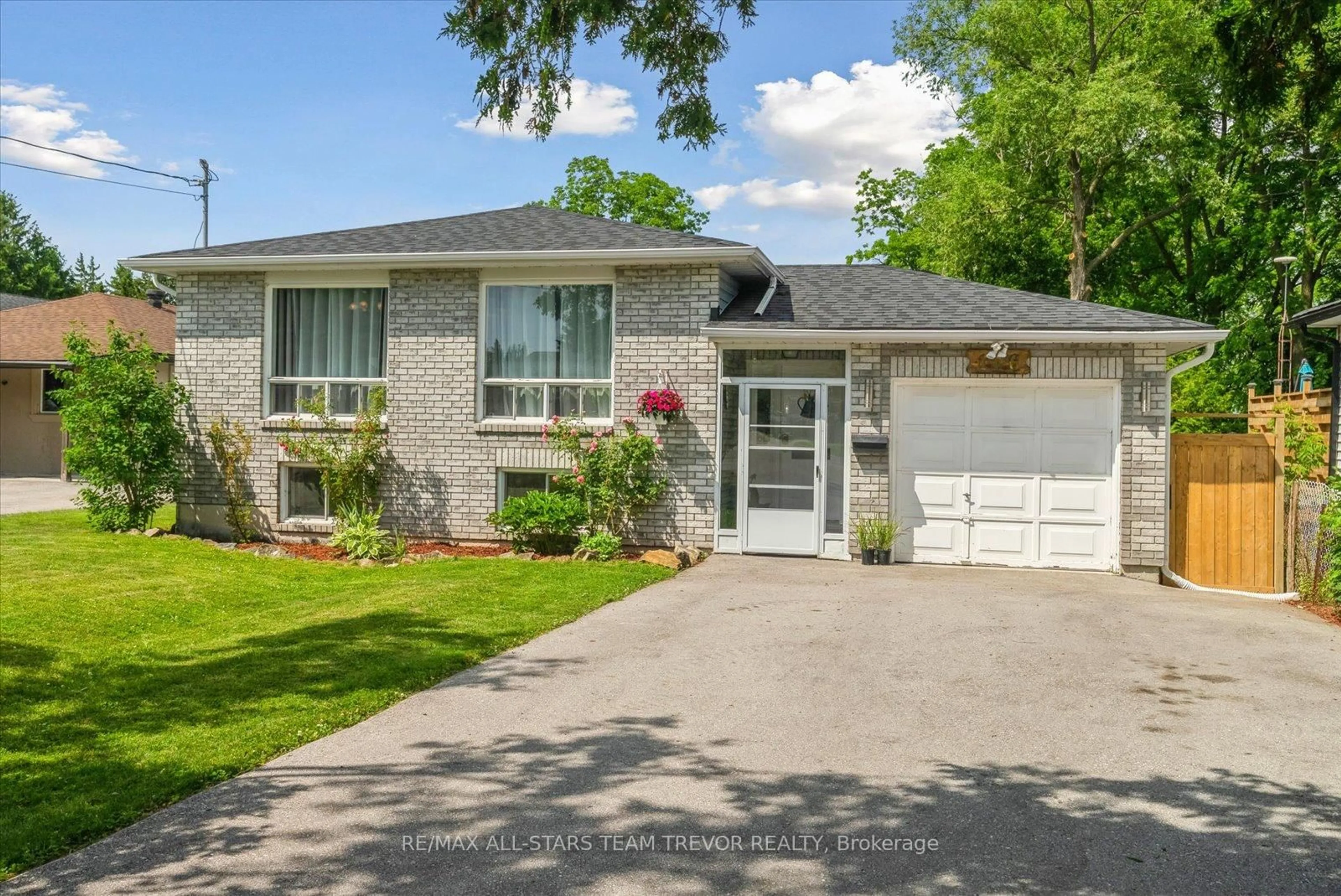 Home with brick exterior material, street for 146 First Ave, Georgina Ontario L4P 1E4