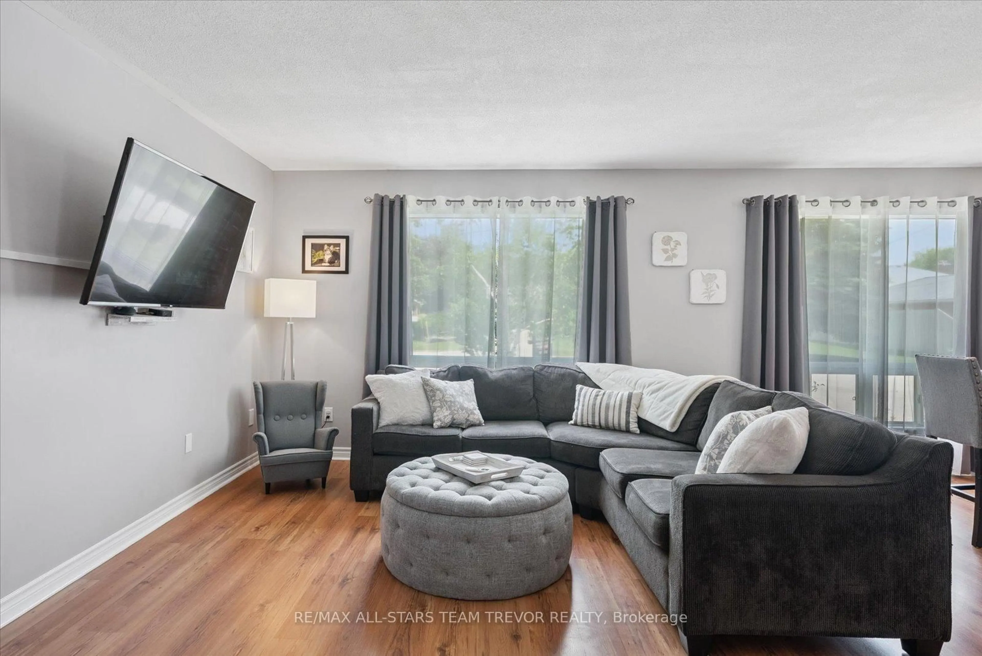 Living room with furniture, unknown for 146 First Ave, Georgina Ontario L4P 1E4