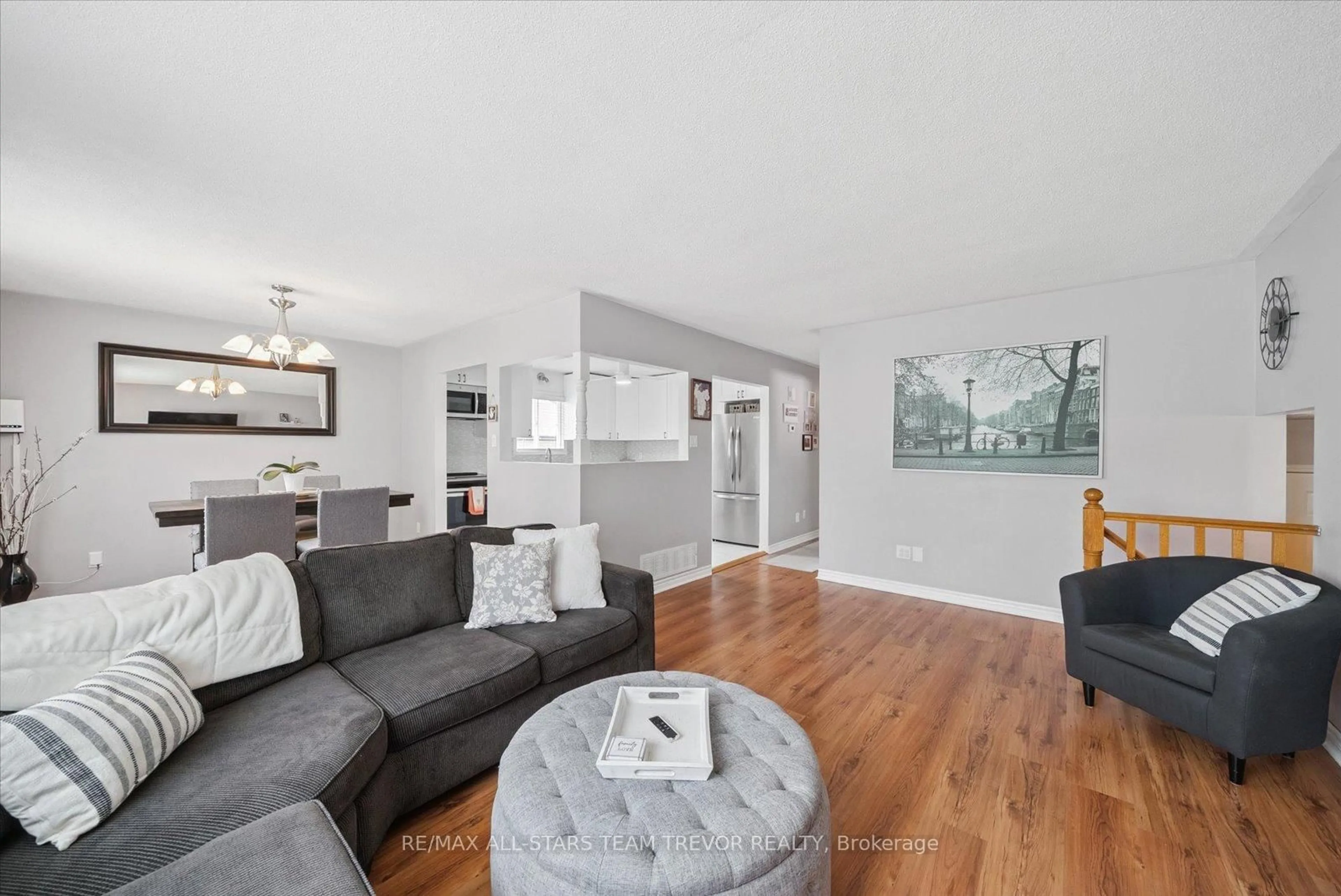 Living room with furniture, unknown for 146 First Ave, Georgina Ontario L4P 1E4