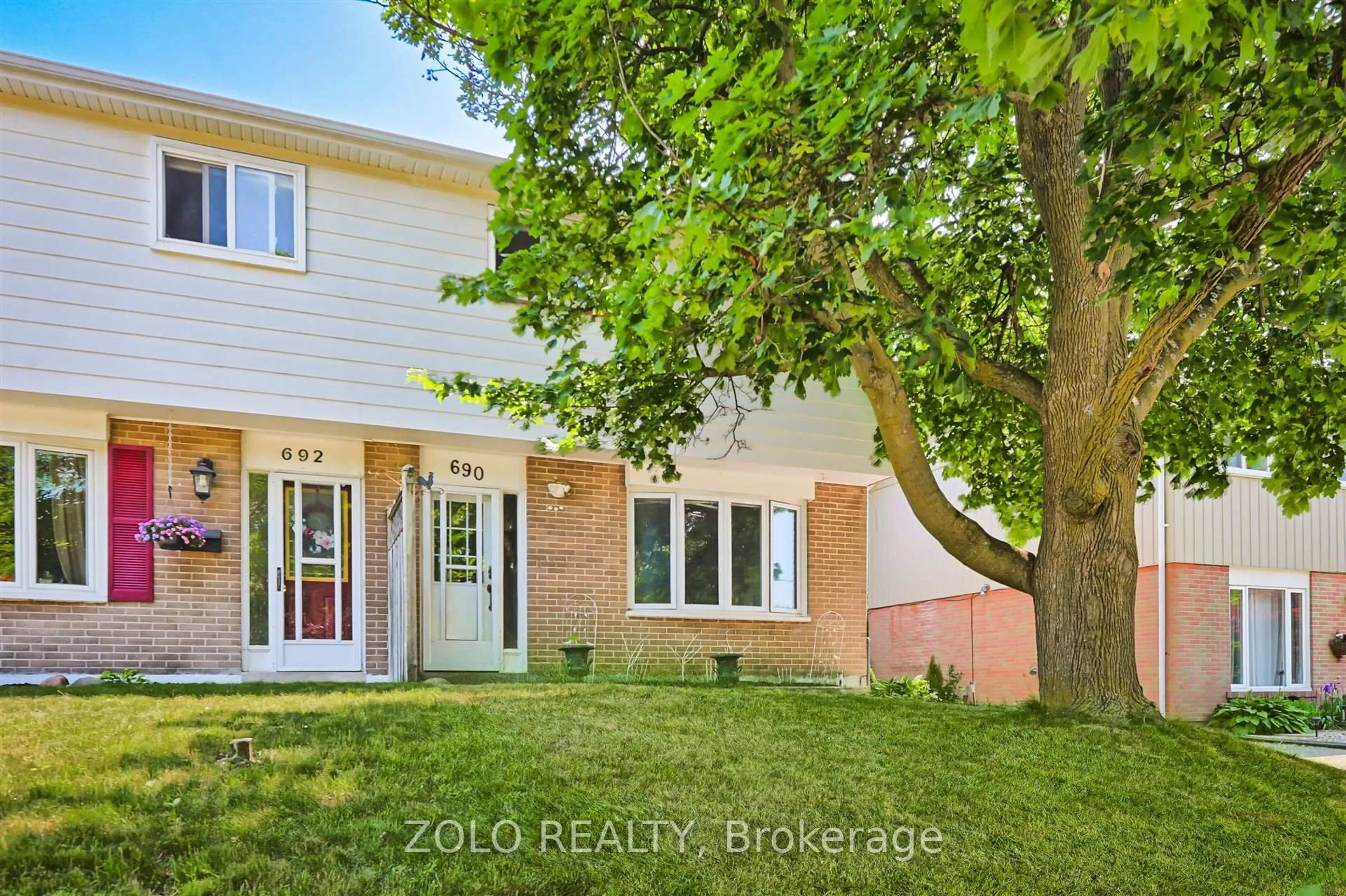 Home with brick exterior material, street for 690 Elgin St, Newmarket Ontario L3Y 3B4