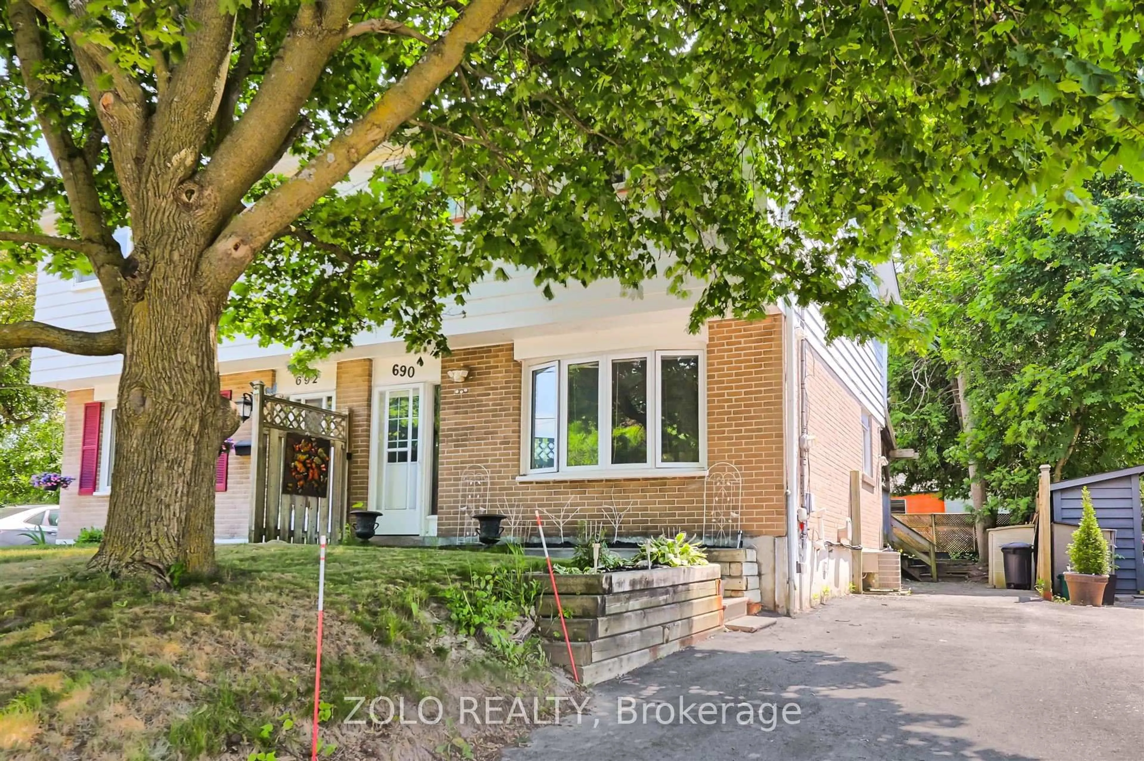 Home with brick exterior material, street for 690 Elgin St, Newmarket Ontario L3Y 3B4