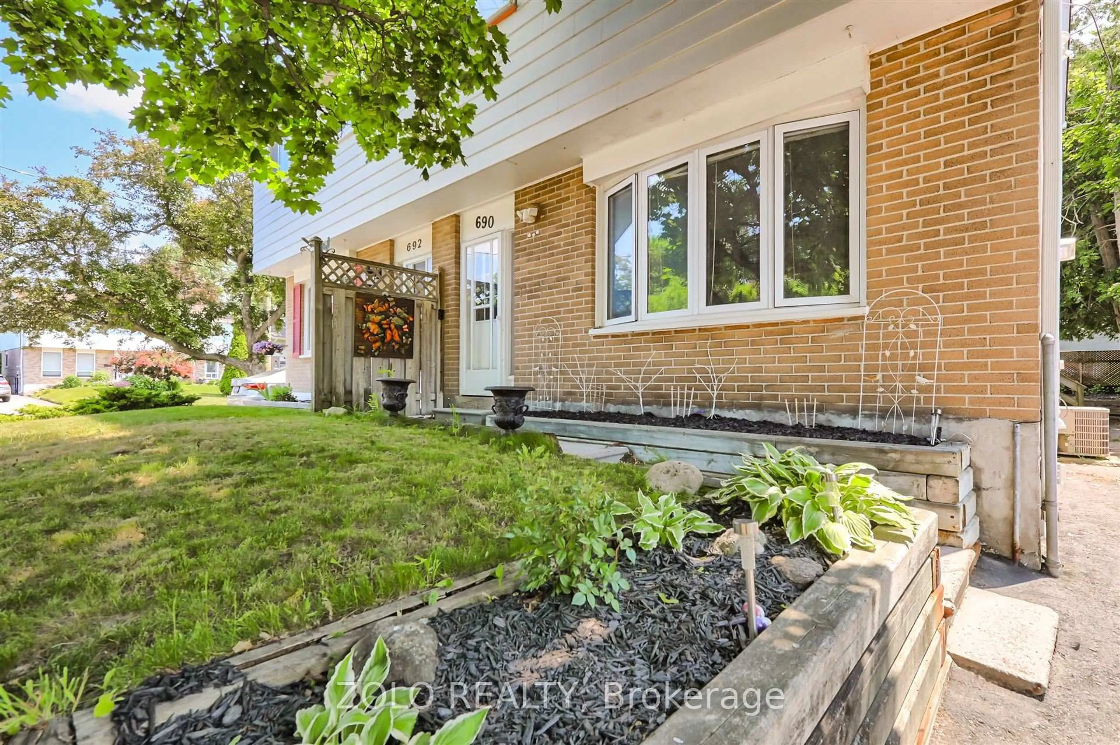 Home with brick exterior material, street for 690 Elgin St, Newmarket Ontario L3Y 3B4