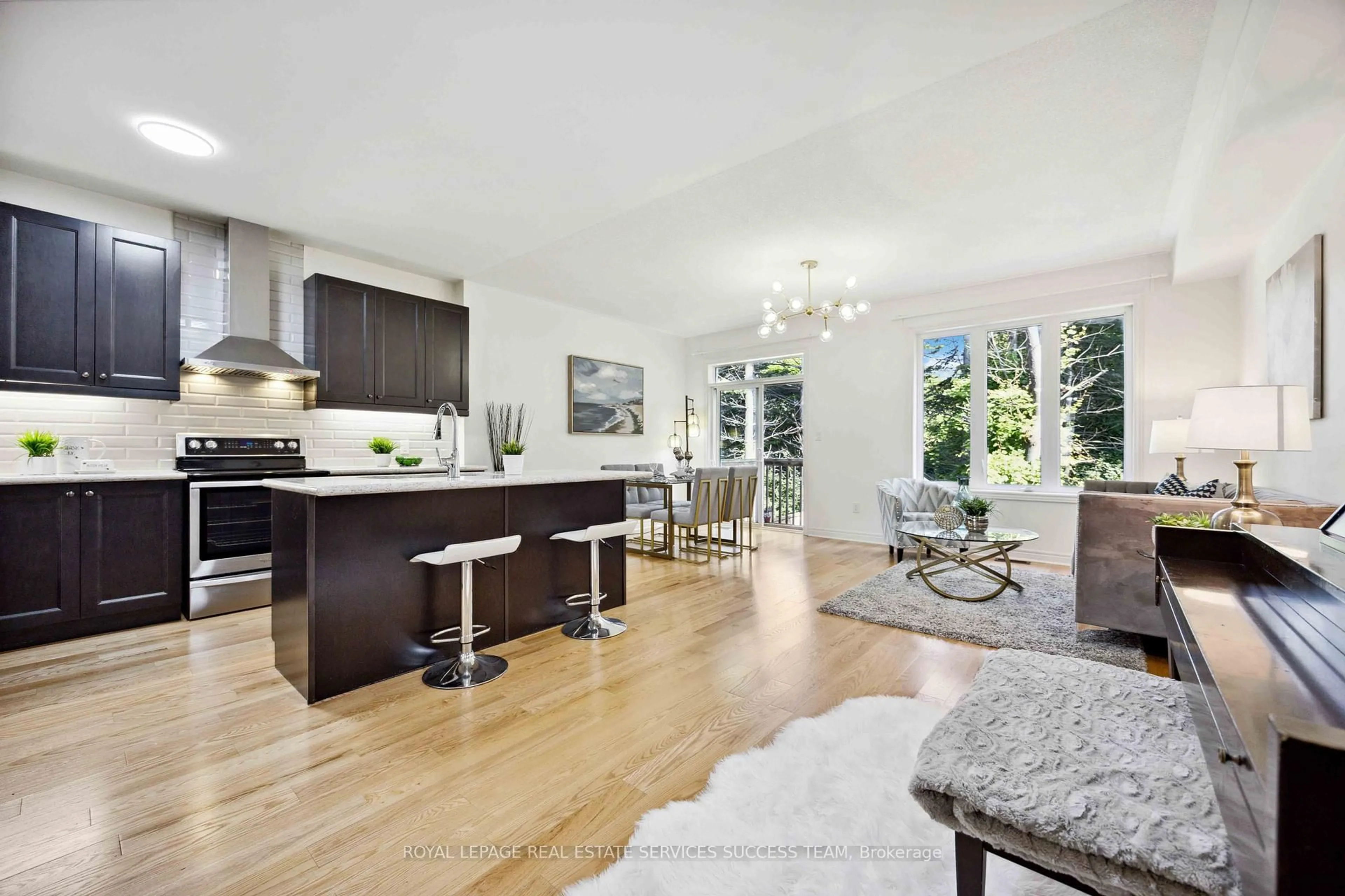 Open concept kitchen, unknown for 92 Radial Dr, Aurora Ontario L4G 0Z8
