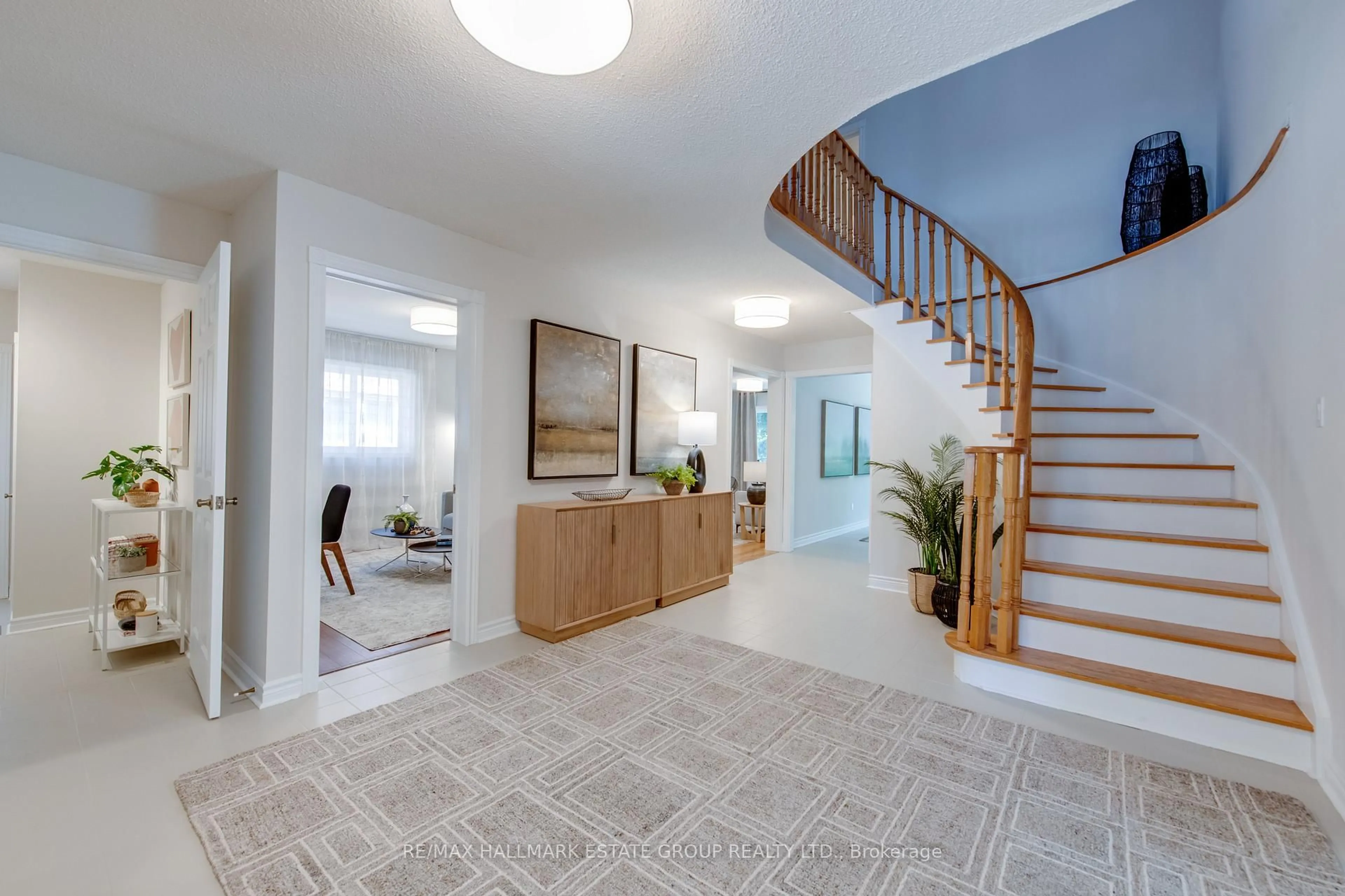 Indoor foyer for 299 Valleymede Dr, Richmond Hill Ontario L4B 2C6