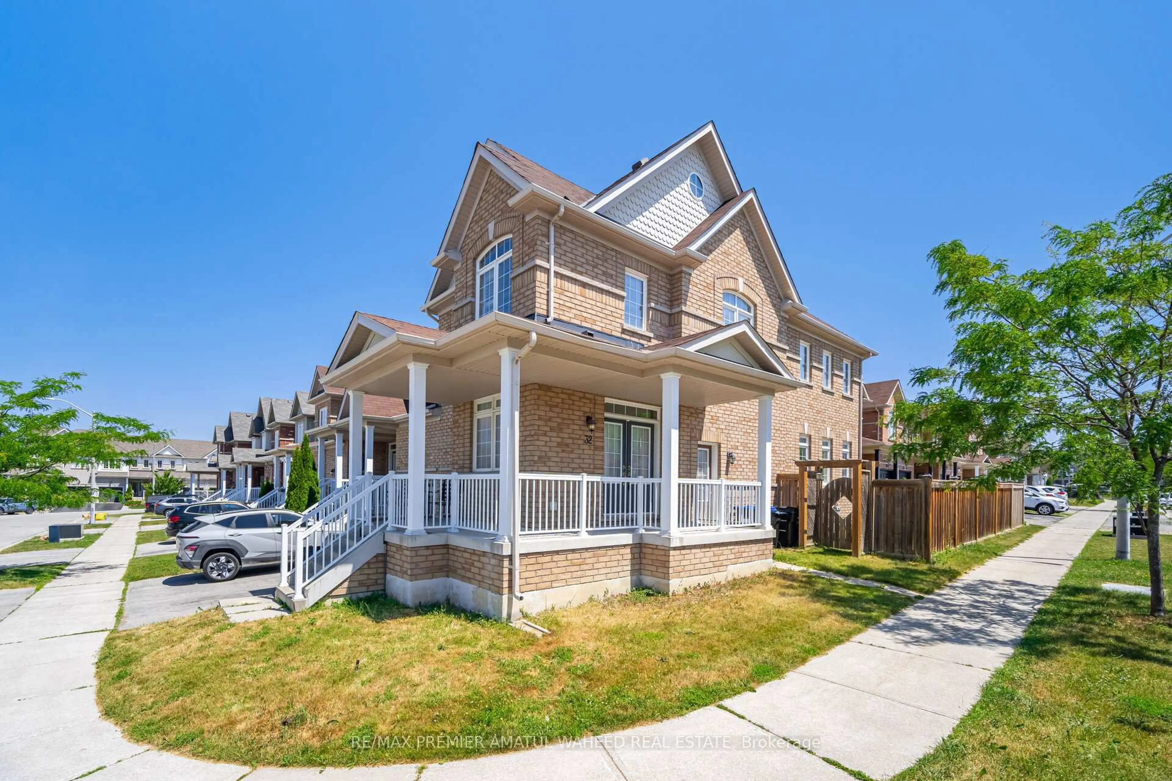 Home with vinyl exterior material, street for 32 Luisa St, Bradford West Gwillimbury Ontario L3Z 0P2
