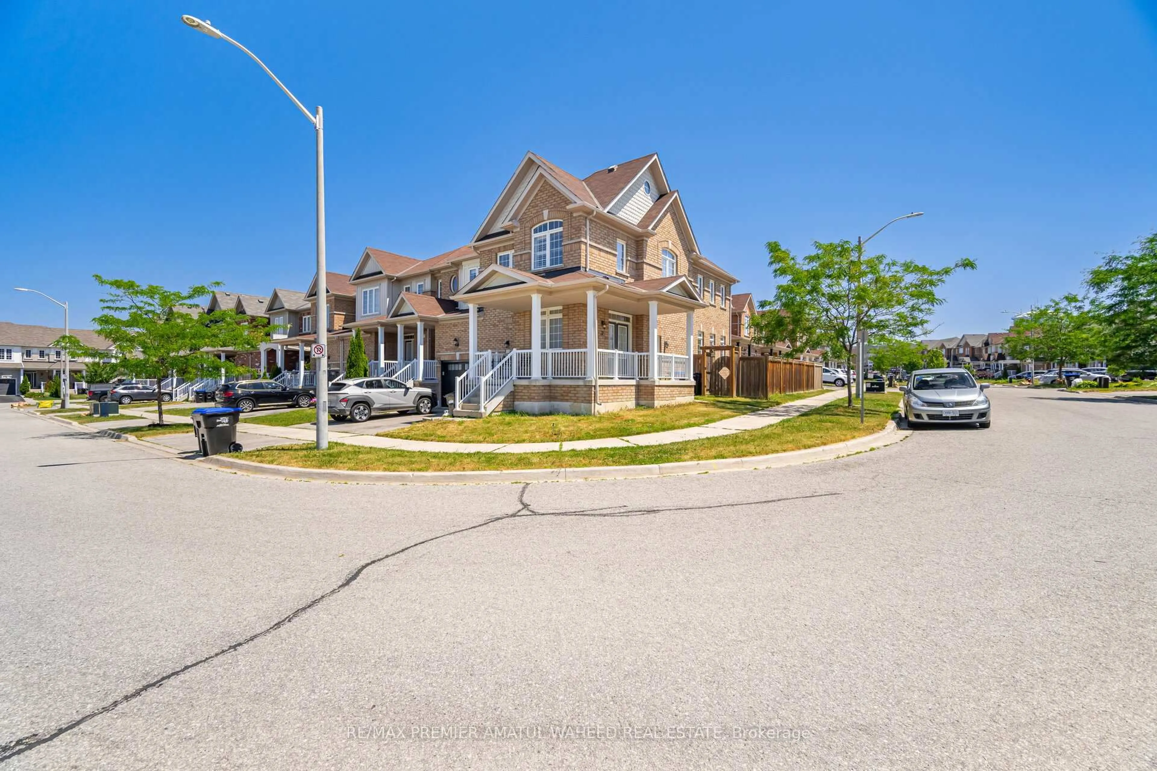 A pic from outside/outdoor area/front of a property/back of a property/a pic from drone, street for 32 Luisa St, Bradford West Gwillimbury Ontario L3Z 0P2