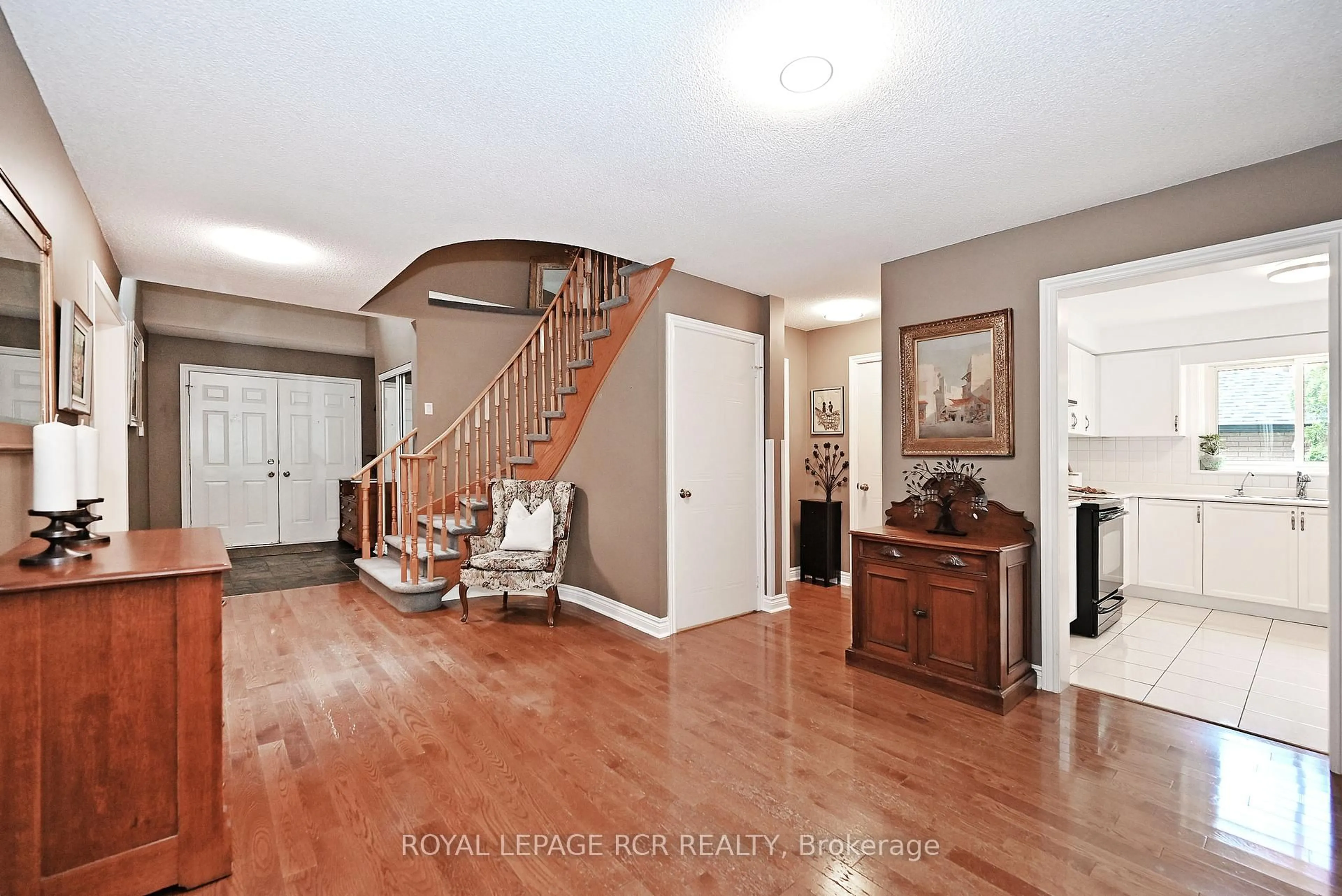 Indoor foyer for 34 Cady Crt, Aurora Ontario L4G 6S1