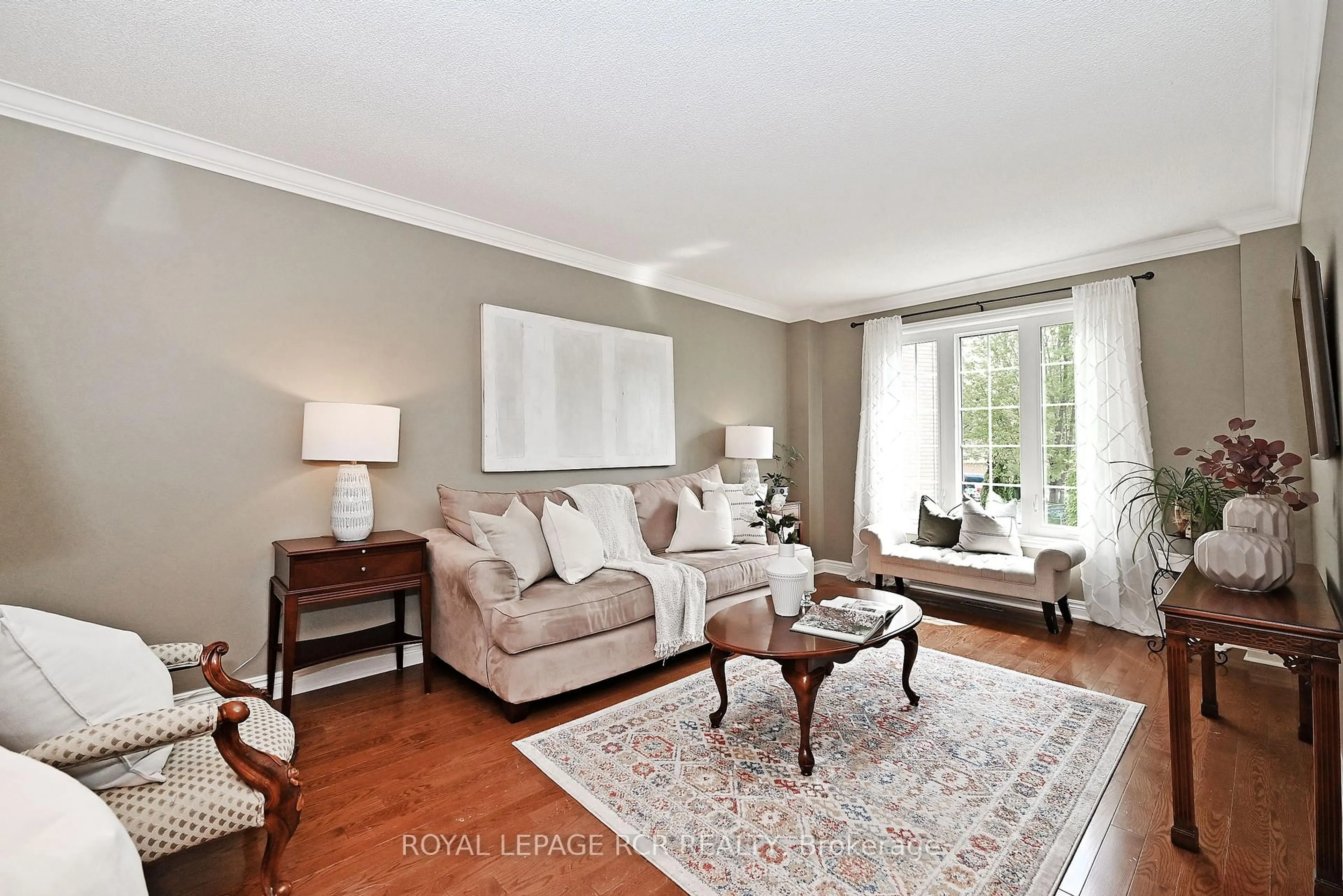 Living room with furniture, unknown for 34 Cady Crt, Aurora Ontario L4G 6S1