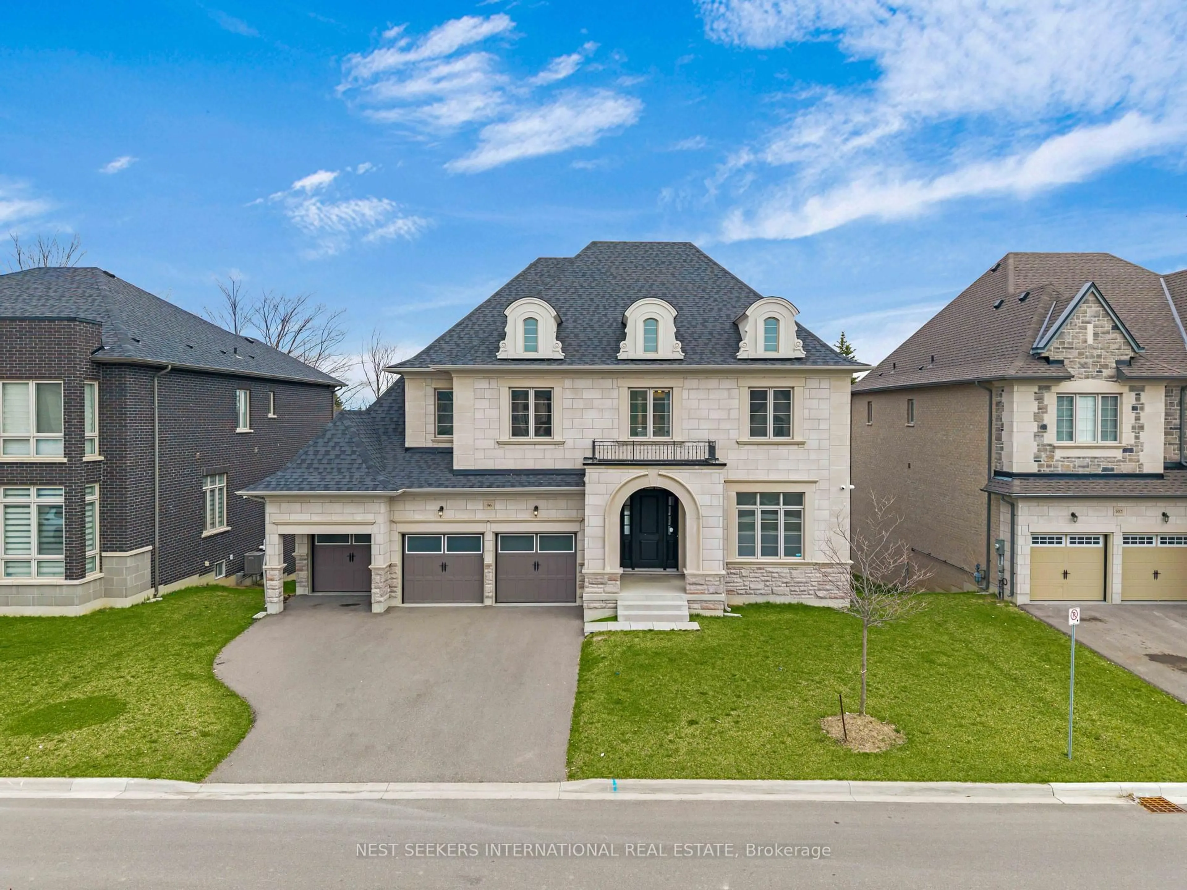 A pic from outside/outdoor area/front of a property/back of a property/a pic from drone, street for 96 Stokes Dr, King Ontario L7B 0P8