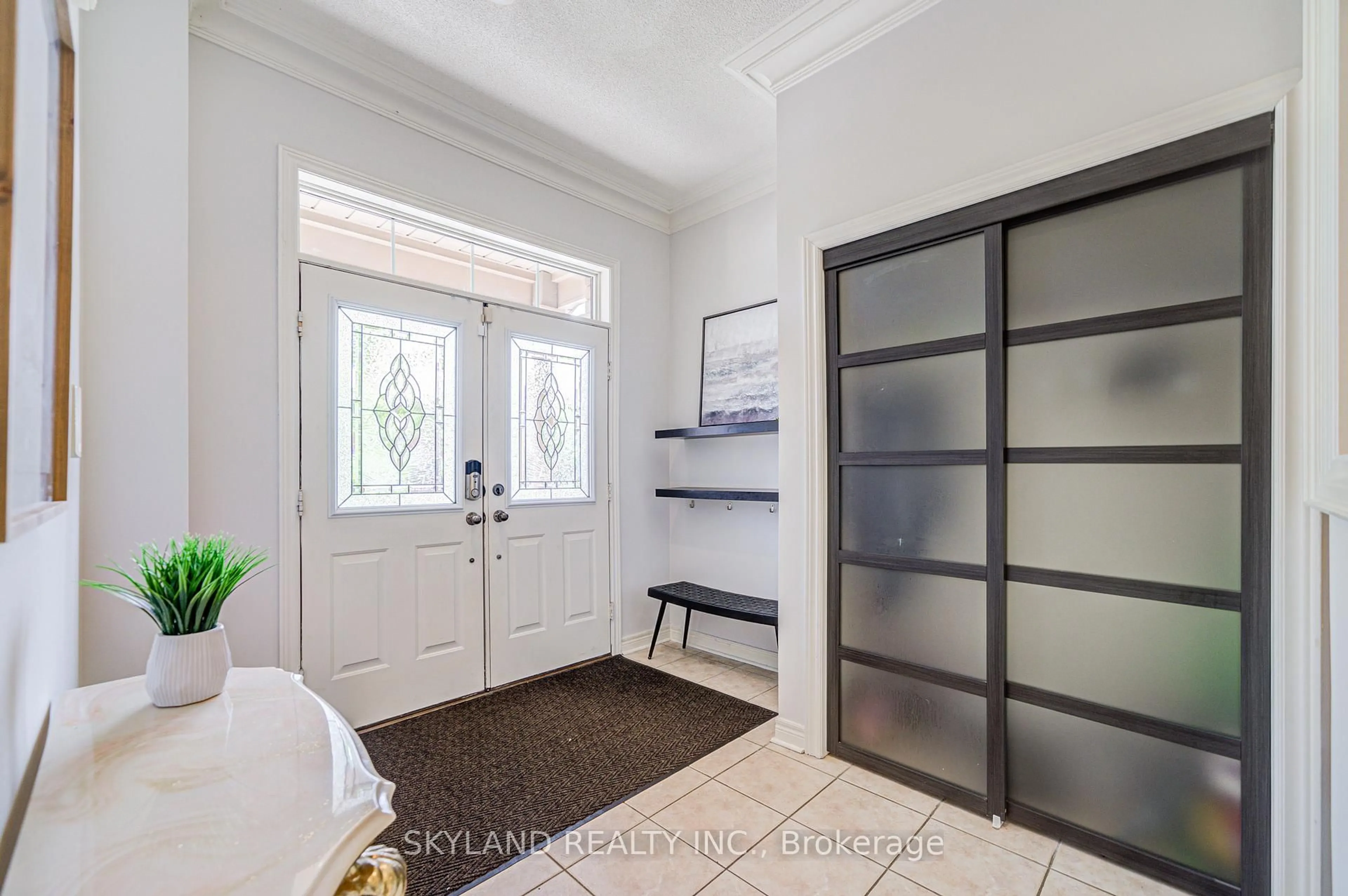 Indoor entryway for 18 Bentoak Cres, Vaughan Ontario L4J 8S5
