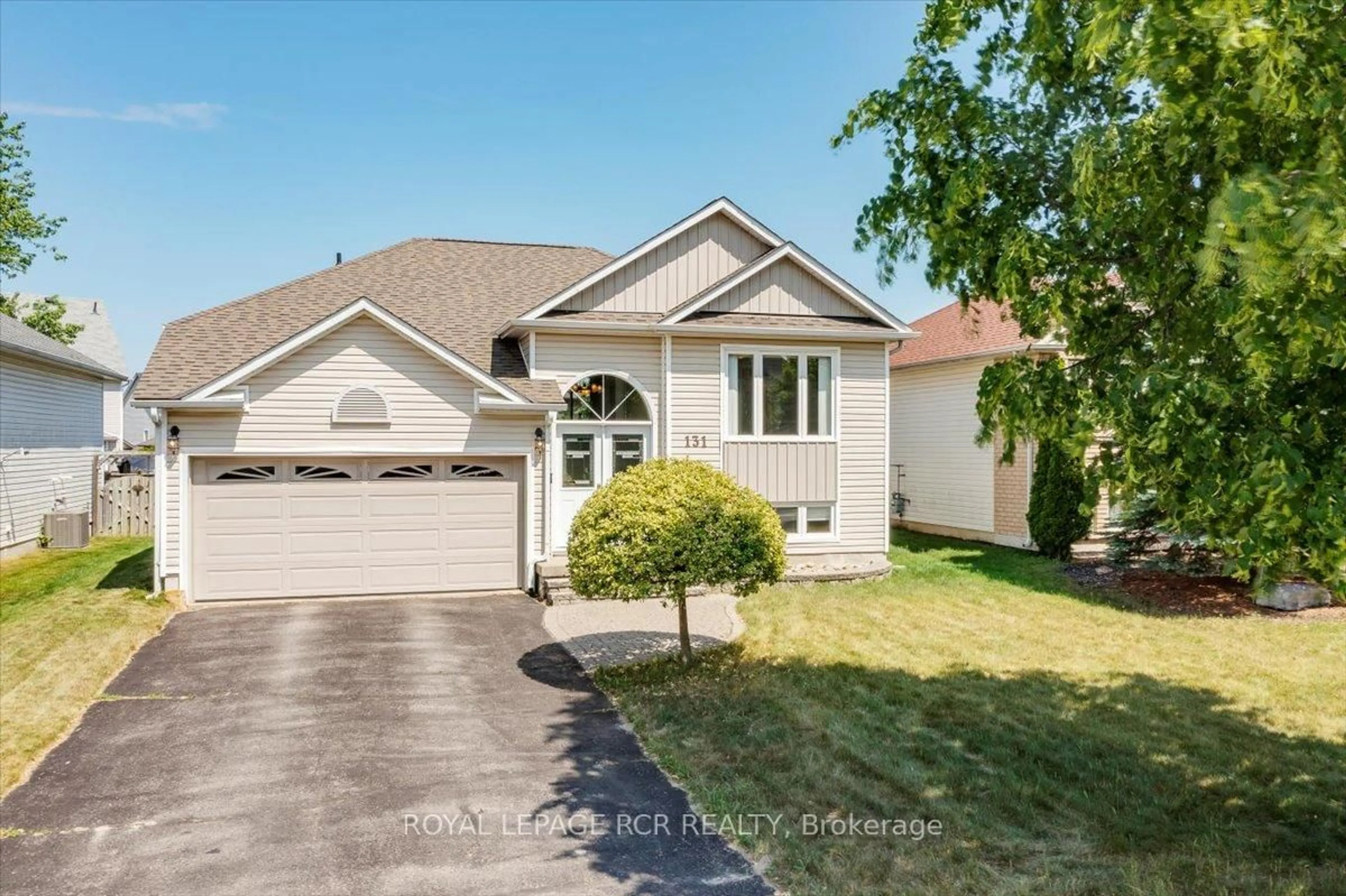 Home with vinyl exterior material, street for 131 Mainprize Cres, East Gwillimbury Ontario L0G 1M0