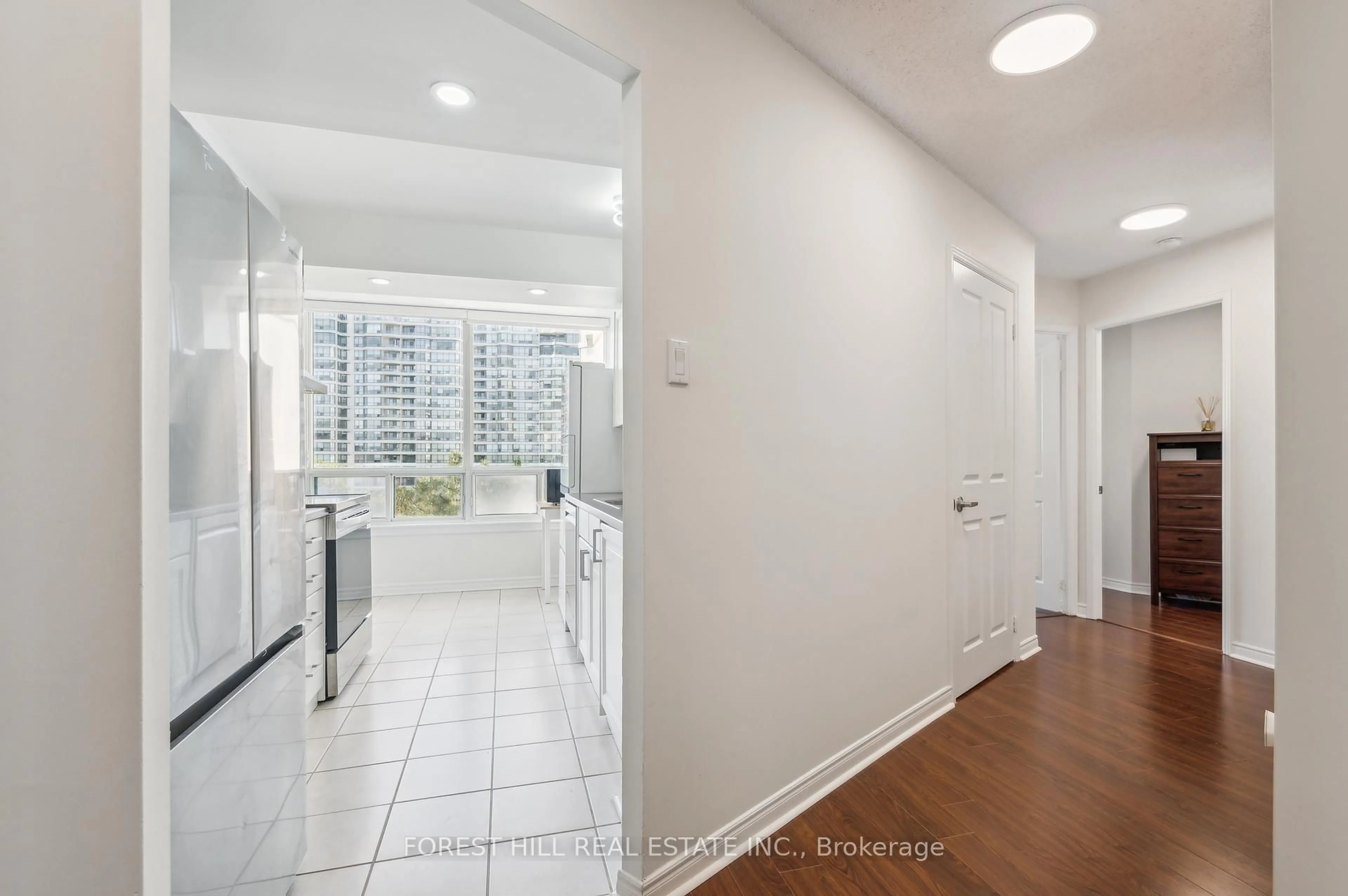 Indoor entryway for 7250 Yonge St #401, Vaughan Ontario L4J 7X1