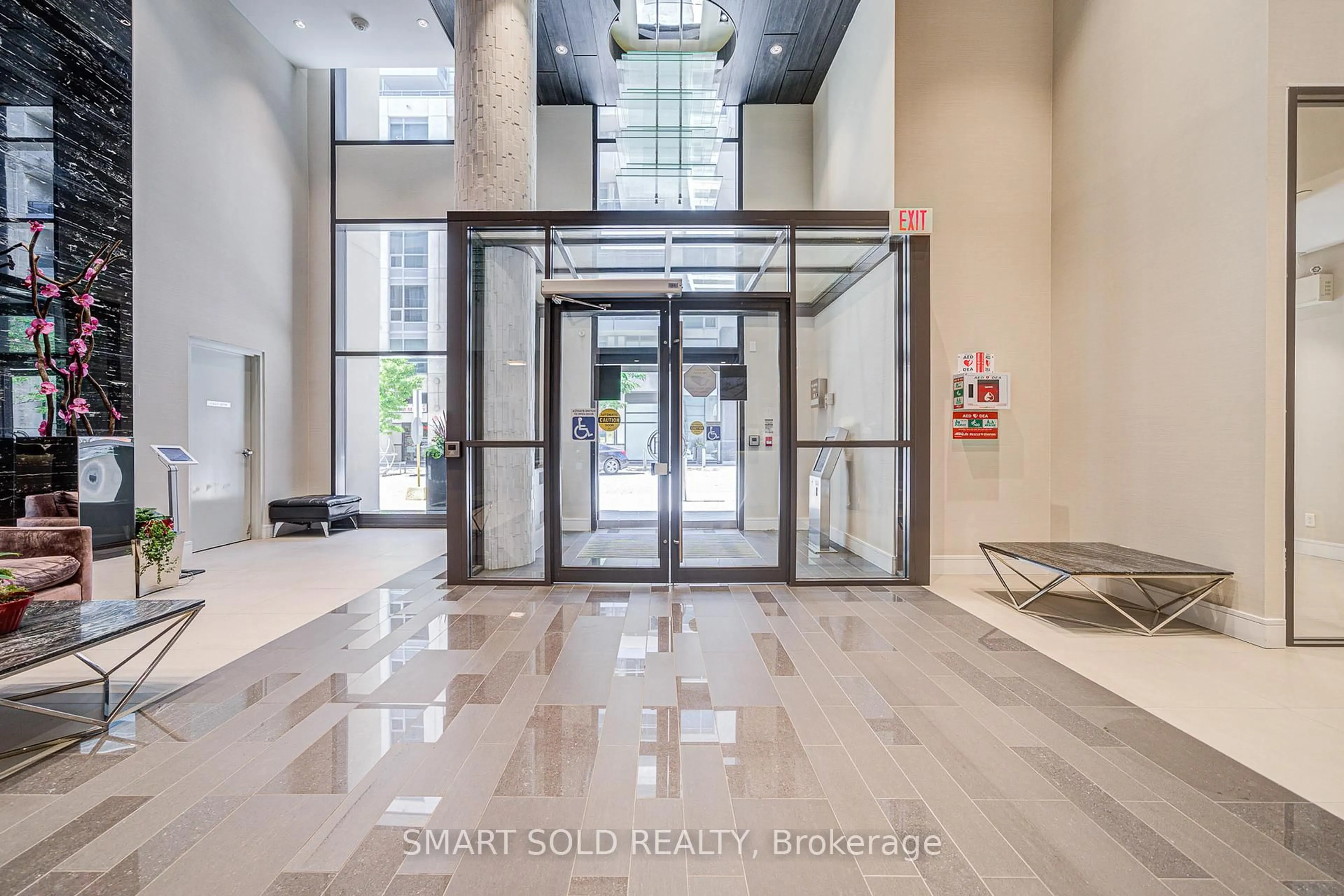 Indoor foyer for 9191 Yonge St #716, Richmond Hill Ontario L4C 1E2