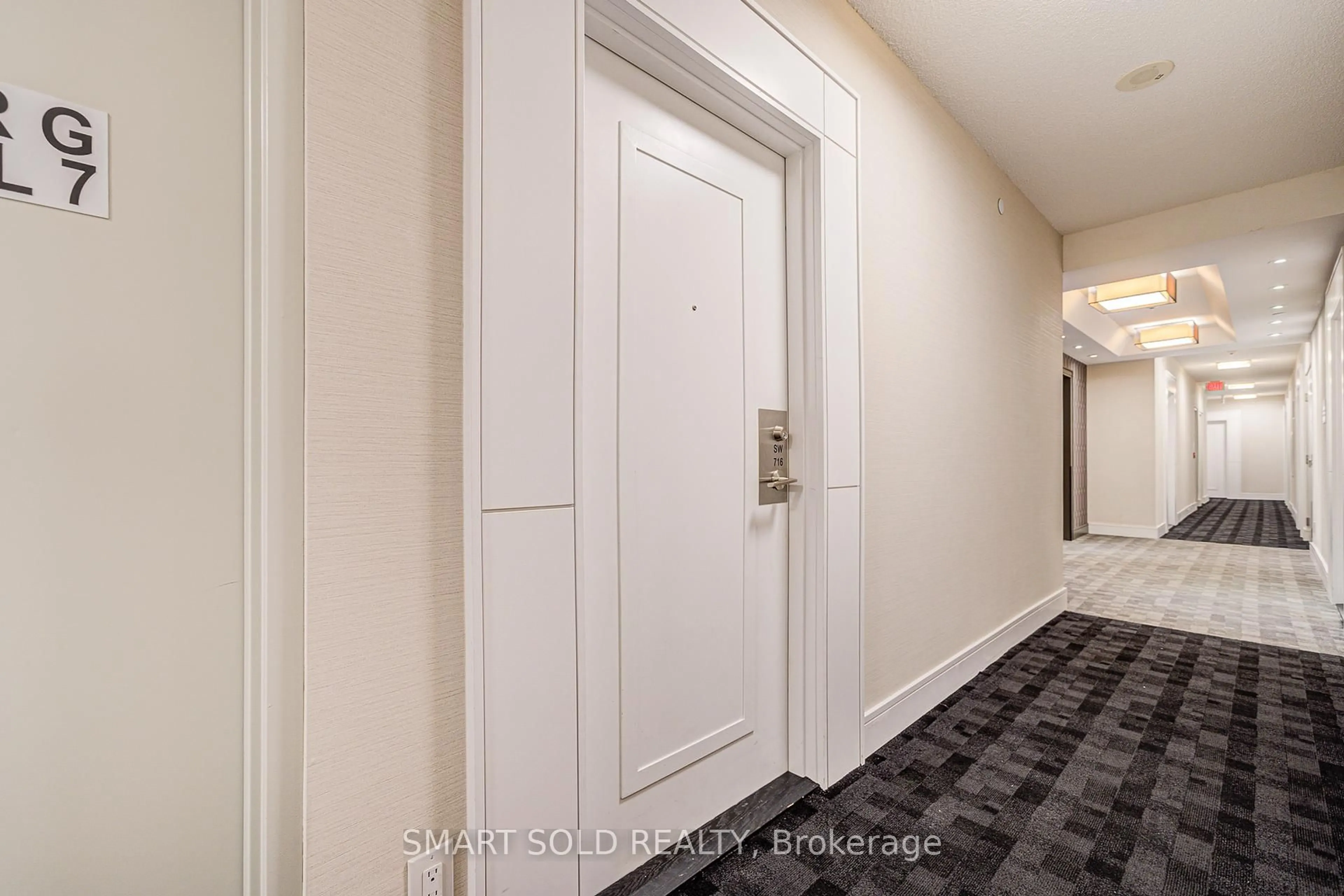 Indoor foyer for 9191 Yonge St #716, Richmond Hill Ontario L4C 1E2