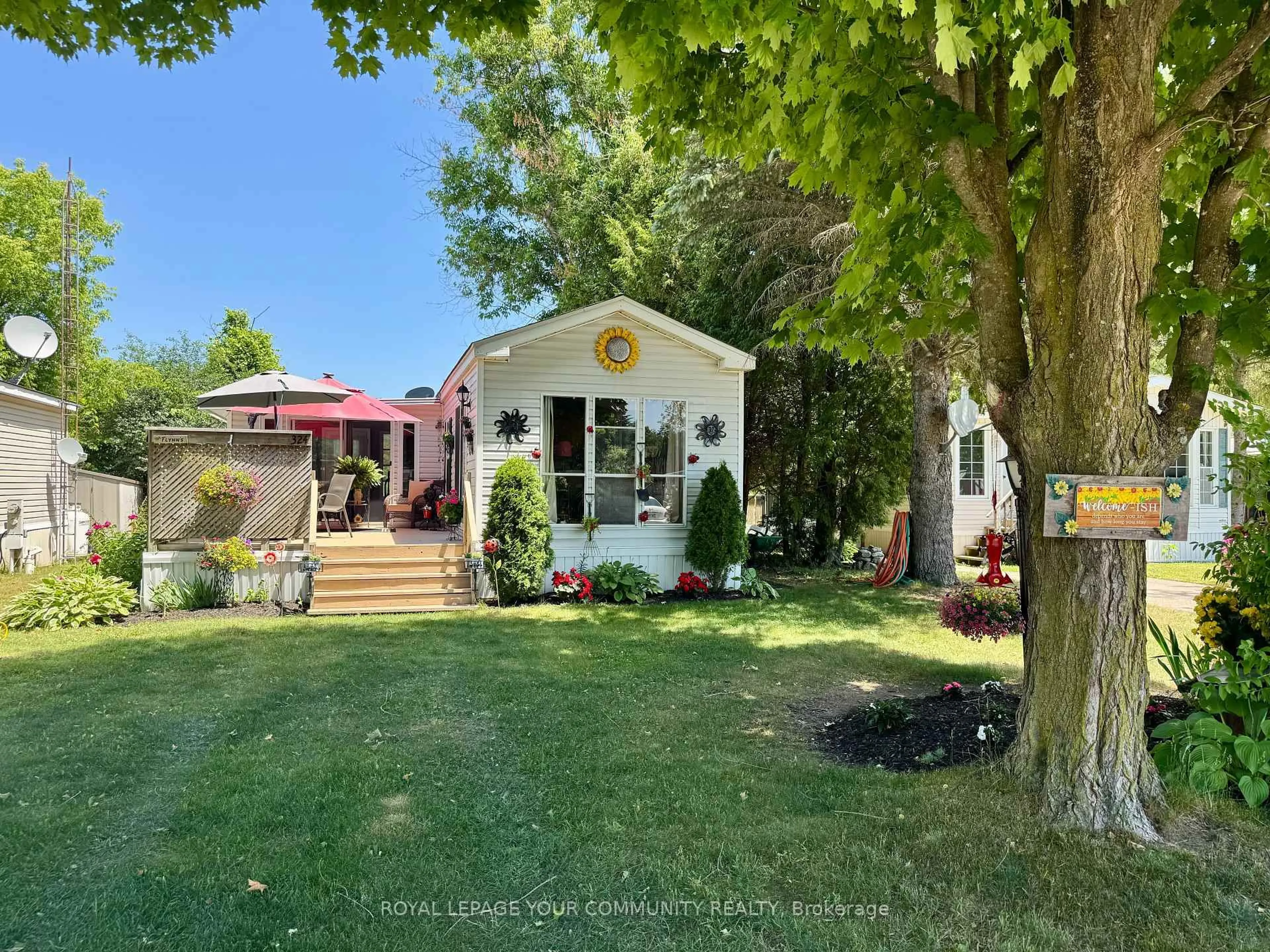 A pic from outside/outdoor area/front of a property/back of a property/a pic from drone, street for 285 Crydermans Sdrd #324, Georgina Ontario L0E 1A0