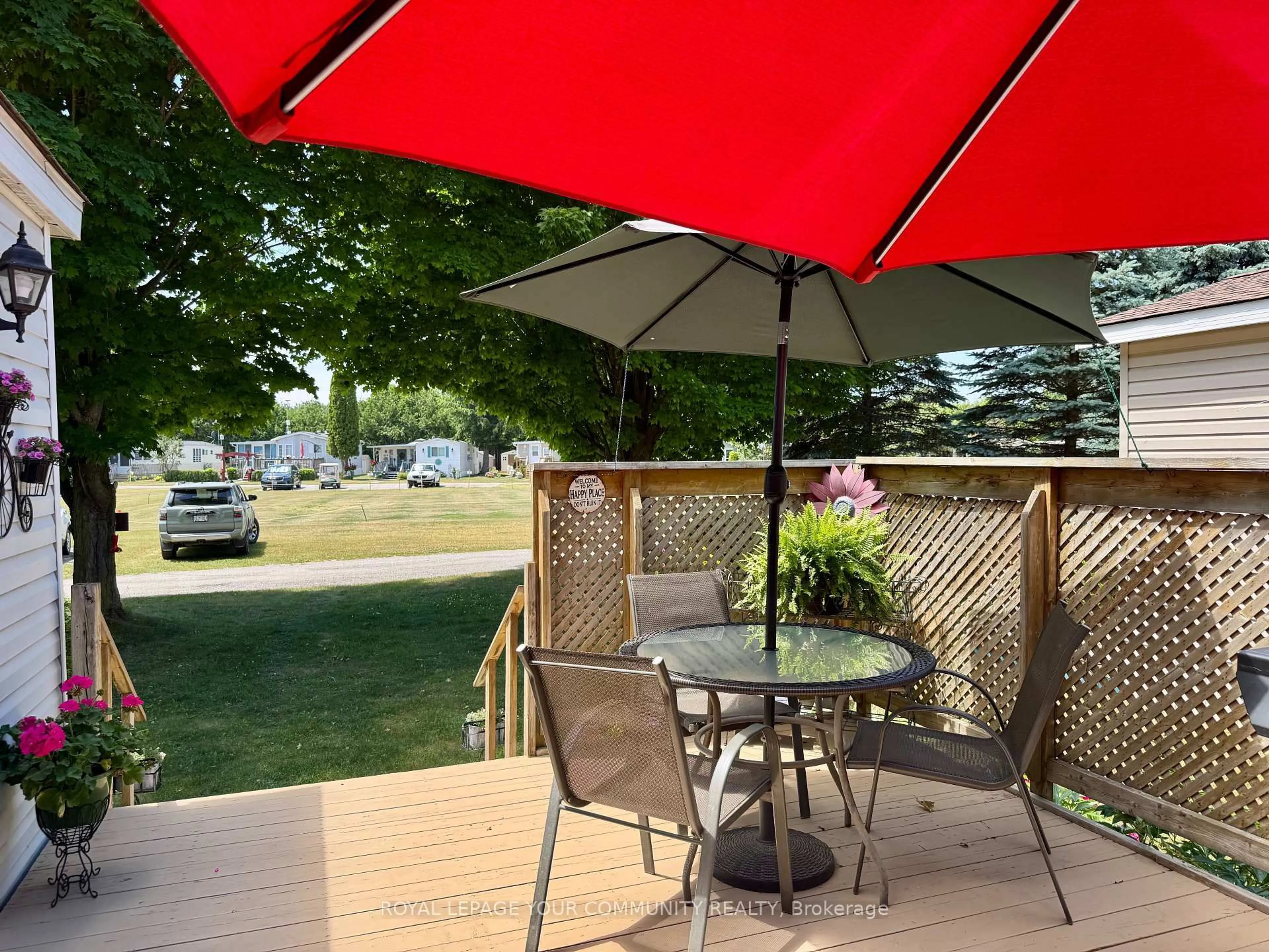 Patio, street for 285 Crydermans Sdrd #324, Georgina Ontario L0E 1A0