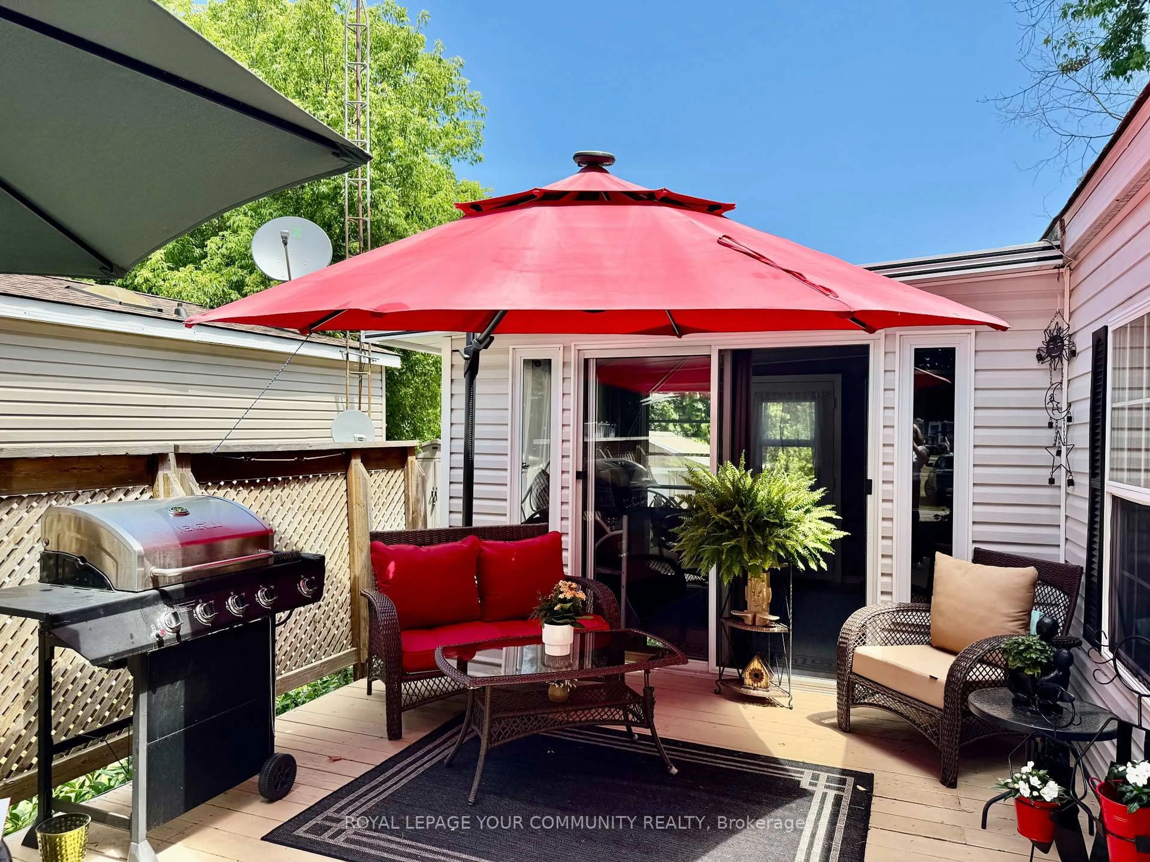 Patio, street for 285 Crydermans Sdrd #324, Georgina Ontario L0E 1A0