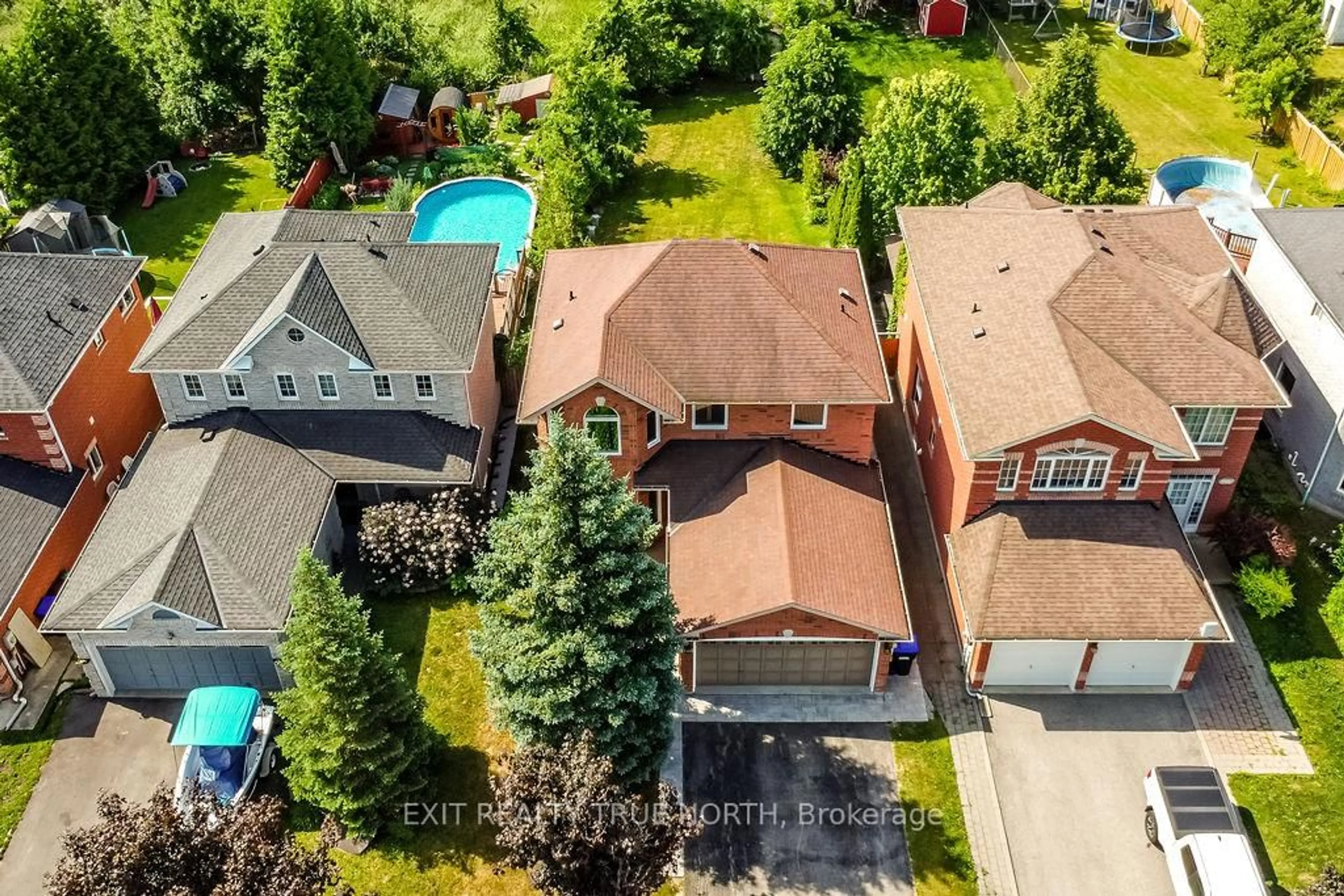 A pic from outside/outdoor area/front of a property/back of a property/a pic from drone, street for 1908 Emerald Crt, Innisfil Ontario L9S 2A4