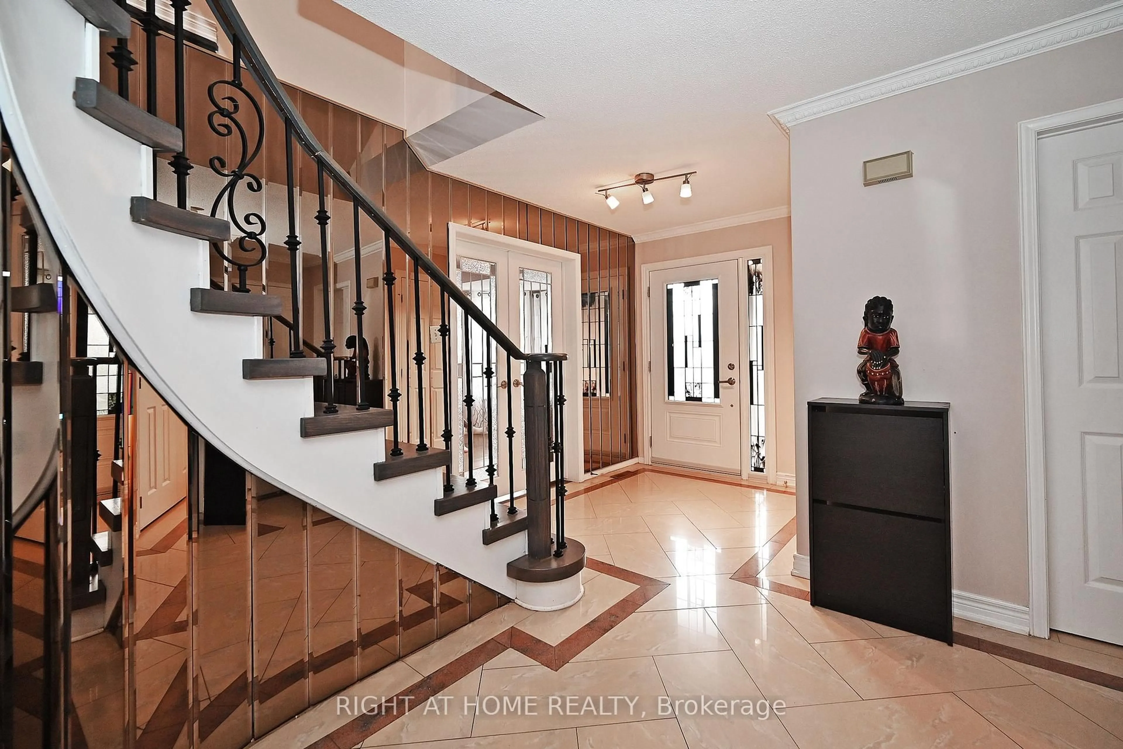 Indoor foyer for 83 Maques Lane, Vaughan Ontario L4J 6S9