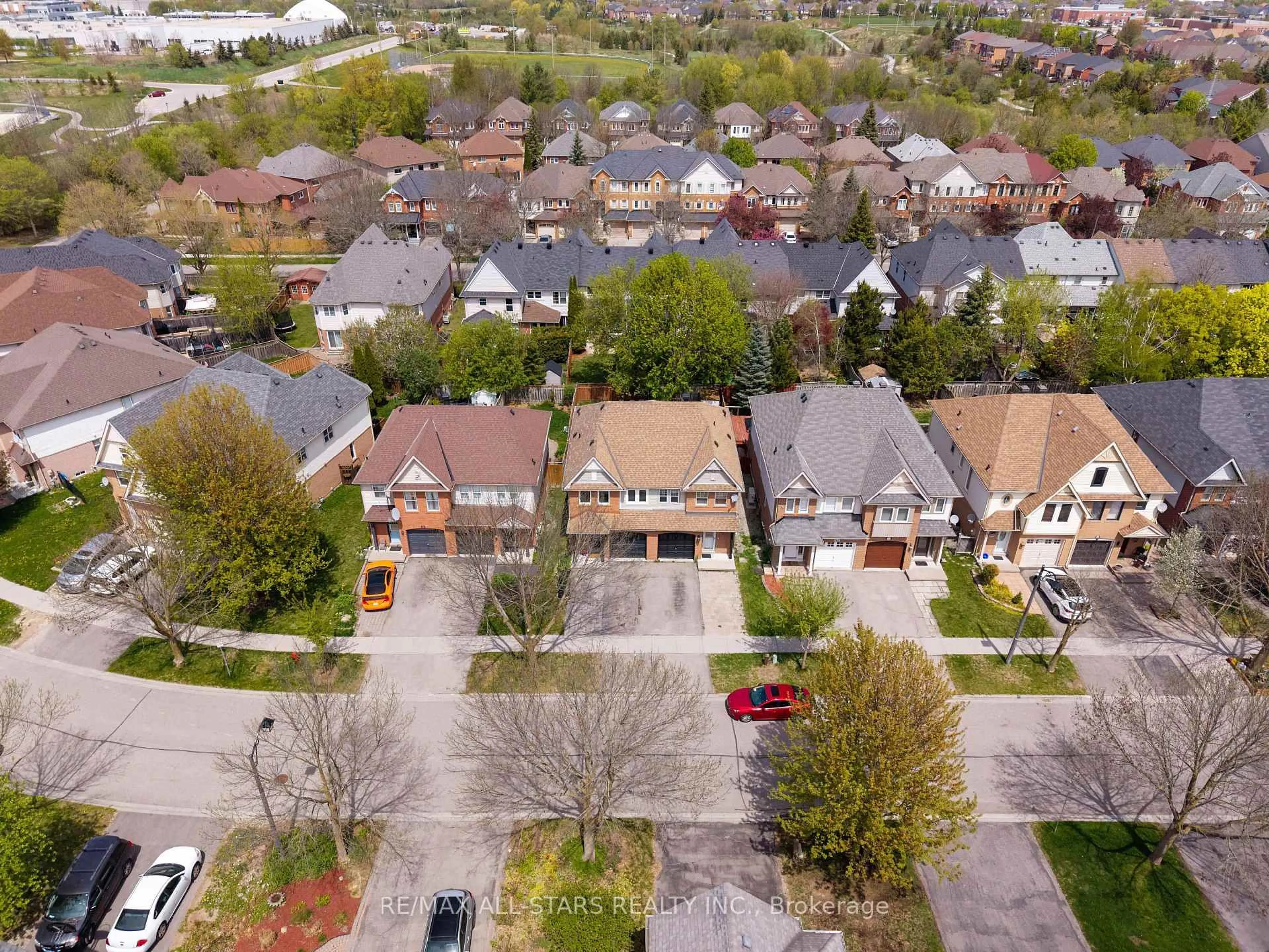 A pic from outside/outdoor area/front of a property/back of a property/a pic from drone, street for 58 Woodroof Cres, Aurora Ontario L4G 7H4