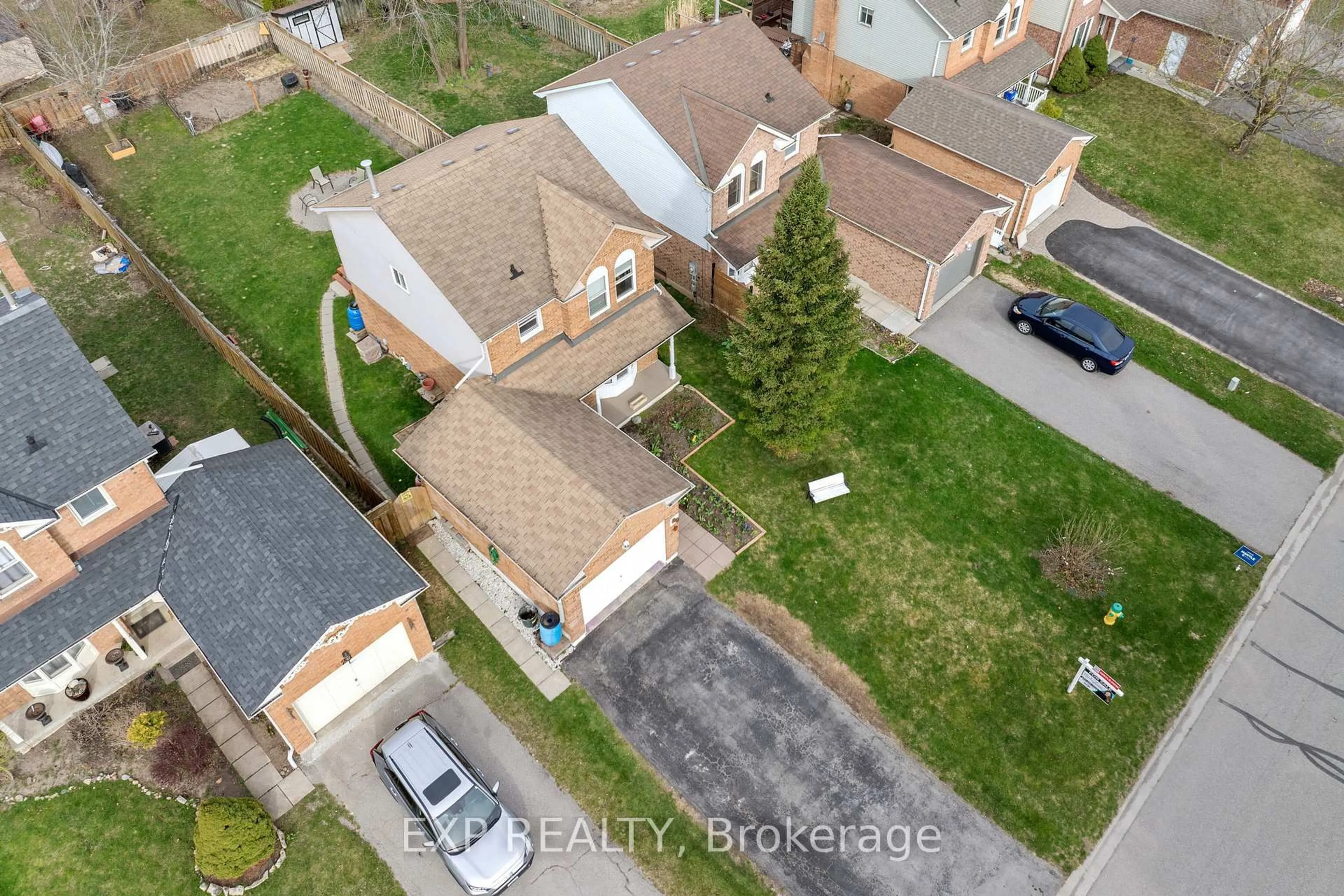 A pic from outside/outdoor area/front of a property/back of a property/a pic from drone, street for 26 Kyle Cres, Georgina Ontario L4P 3P5
