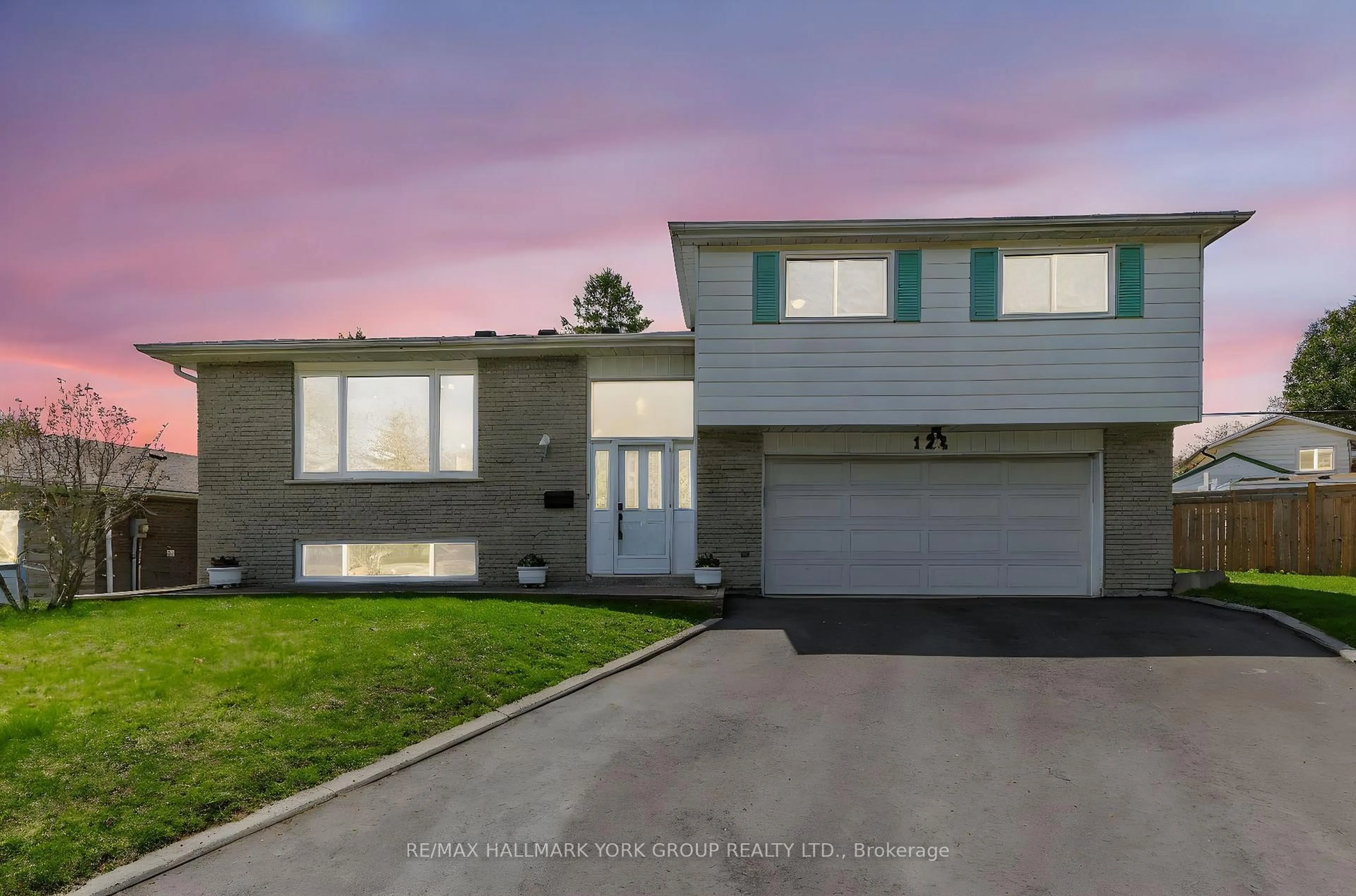 Home with vinyl exterior material, street for 124 Alexander Rd, Newmarket Ontario L3Y 3J5