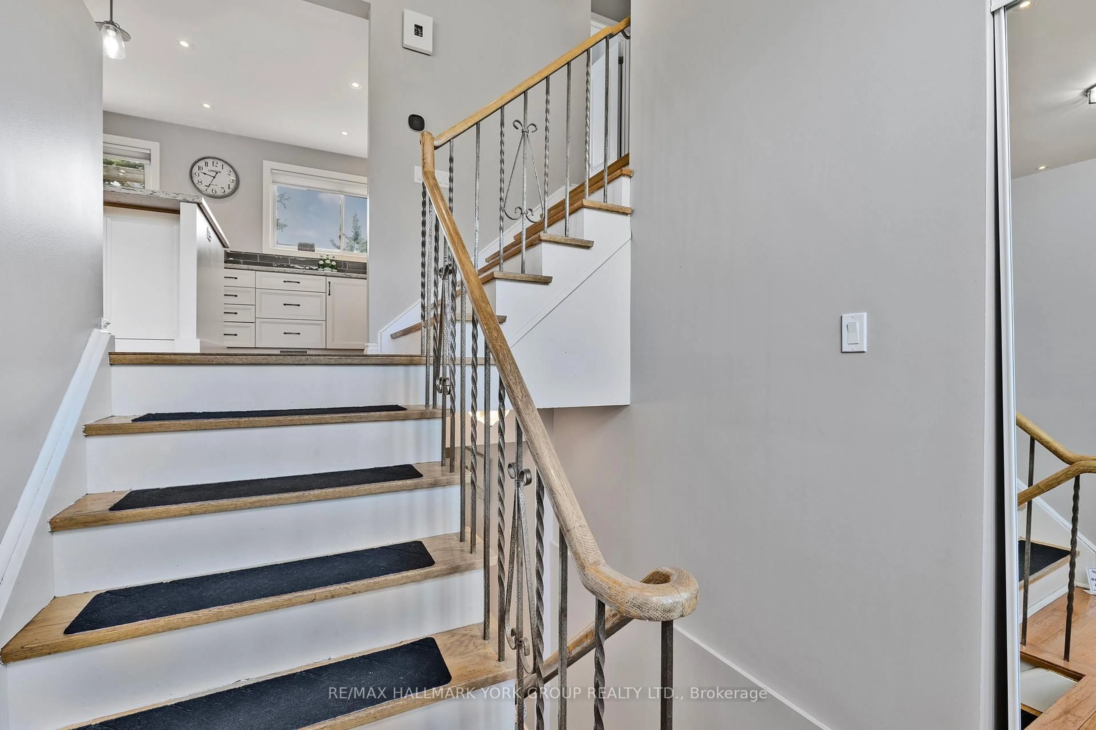Stairs for 124 Alexander Rd, Newmarket Ontario L3Y 3J5