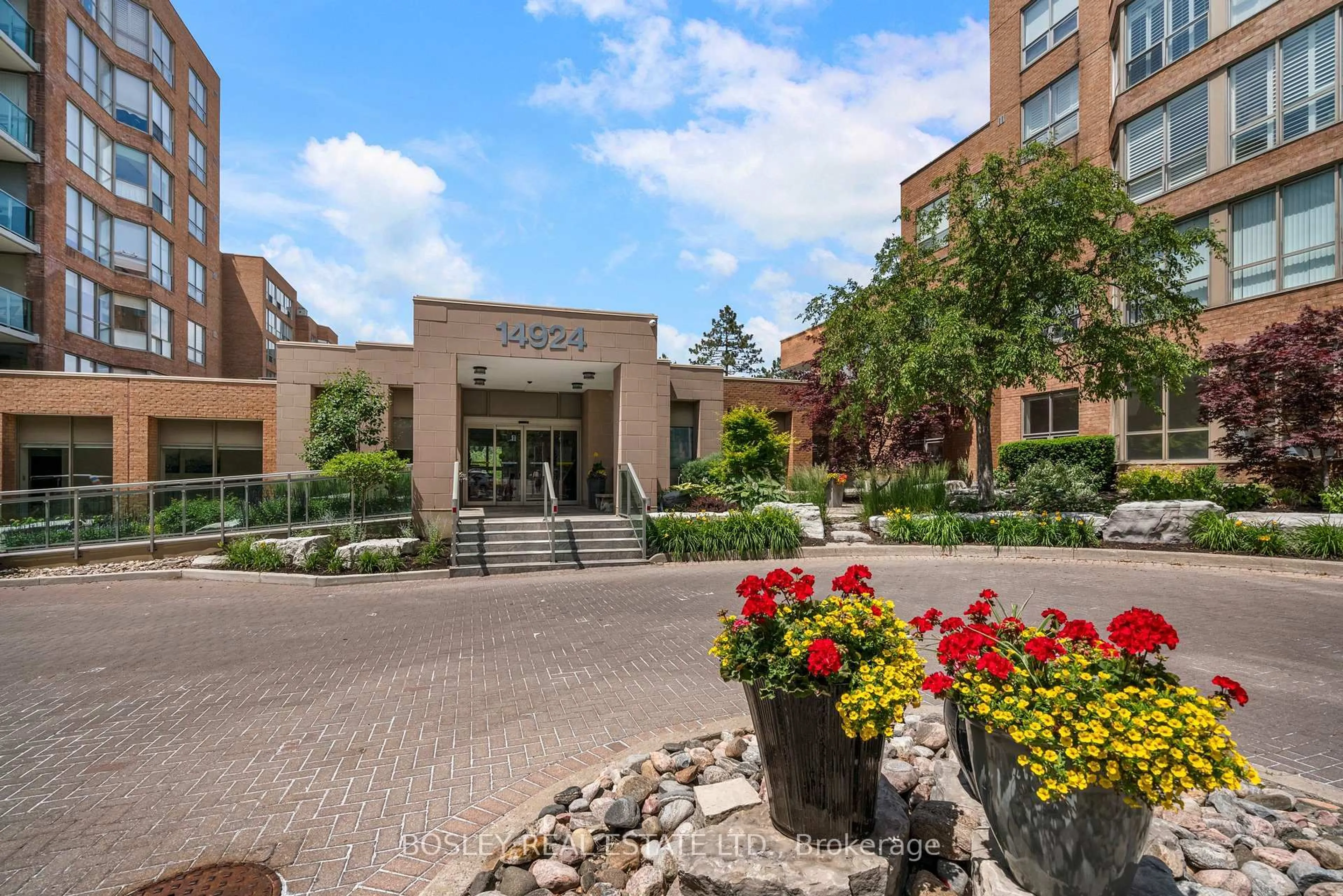 Indoor foyer for 14924 Yonge St #410, Aurora Ontario L4G 6H7