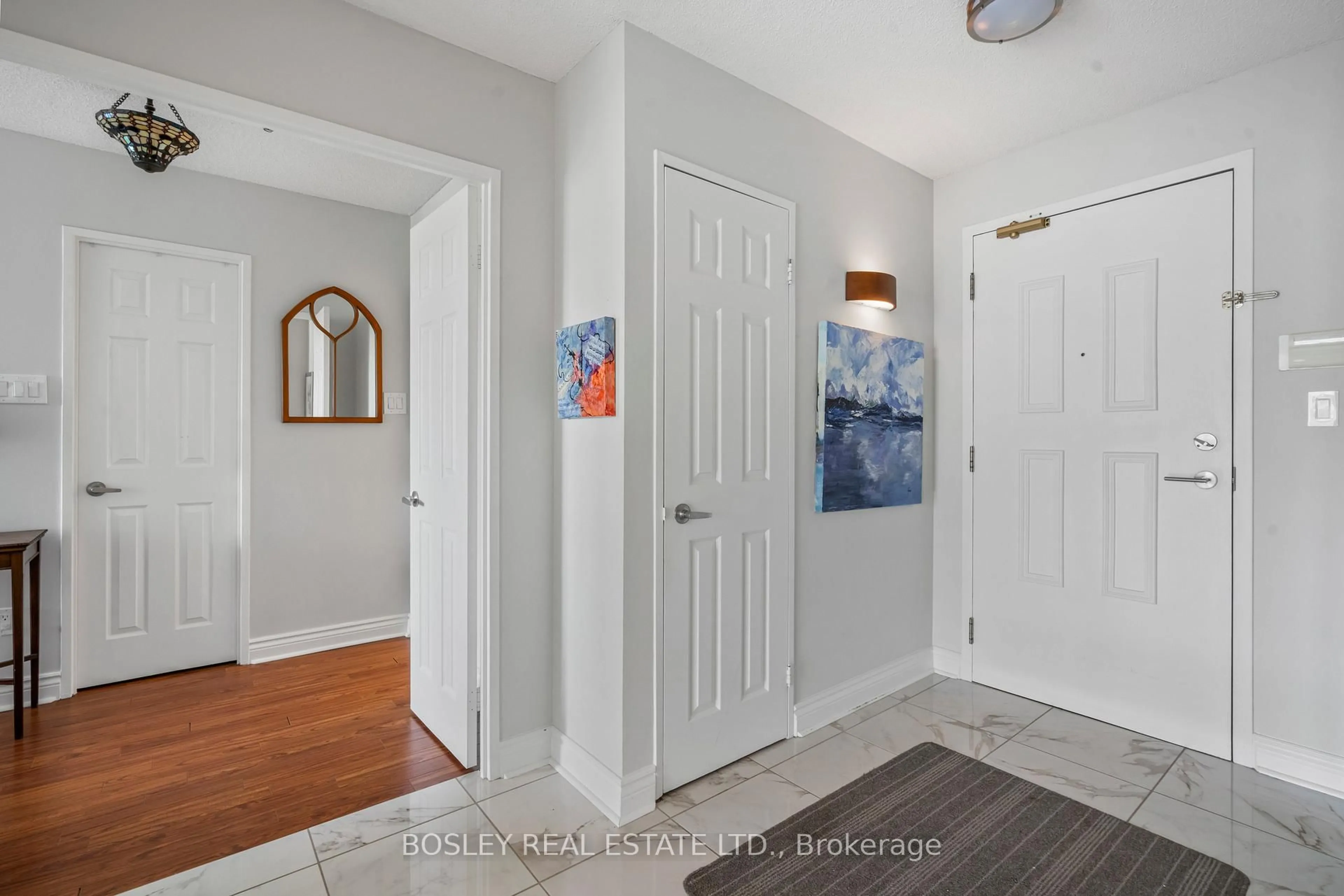 Indoor entryway for 14924 Yonge St #410, Aurora Ontario L4G 6H7