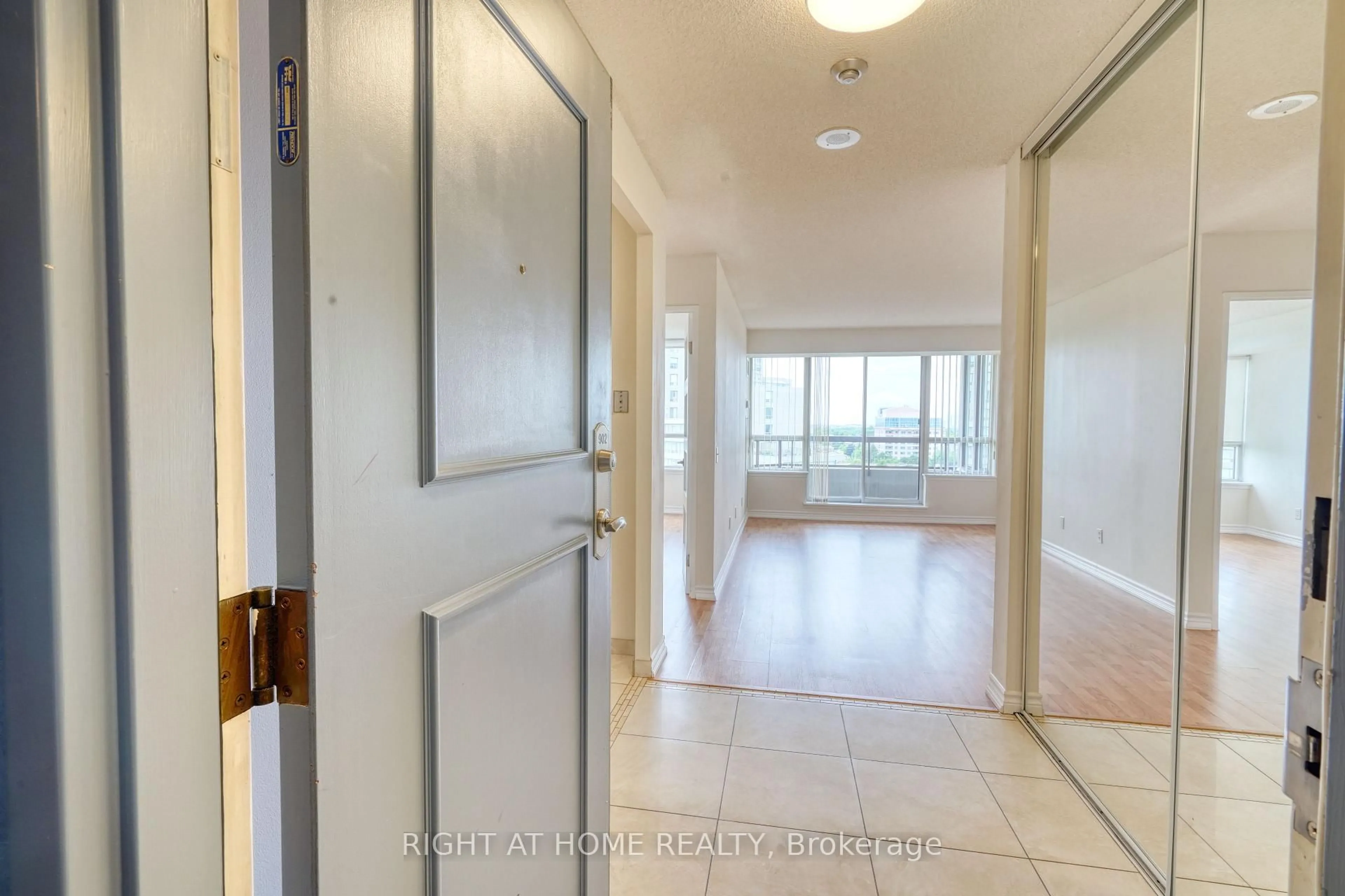 Indoor entryway for 81 Townsgate Dr #902, Vaughan Ontario L4J 8E6