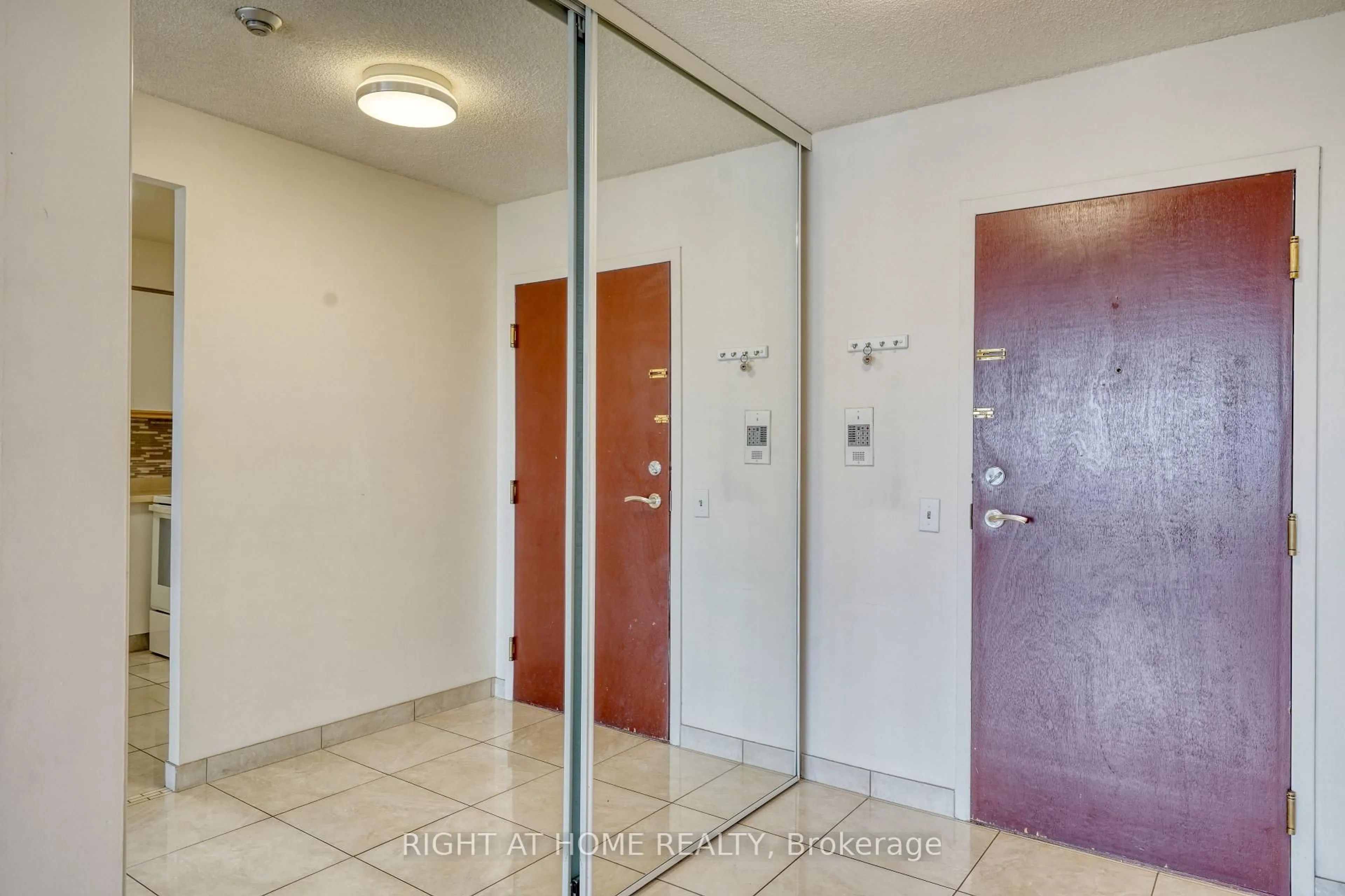 Indoor foyer for 81 Townsgate Dr #902, Vaughan Ontario L4J 8E6