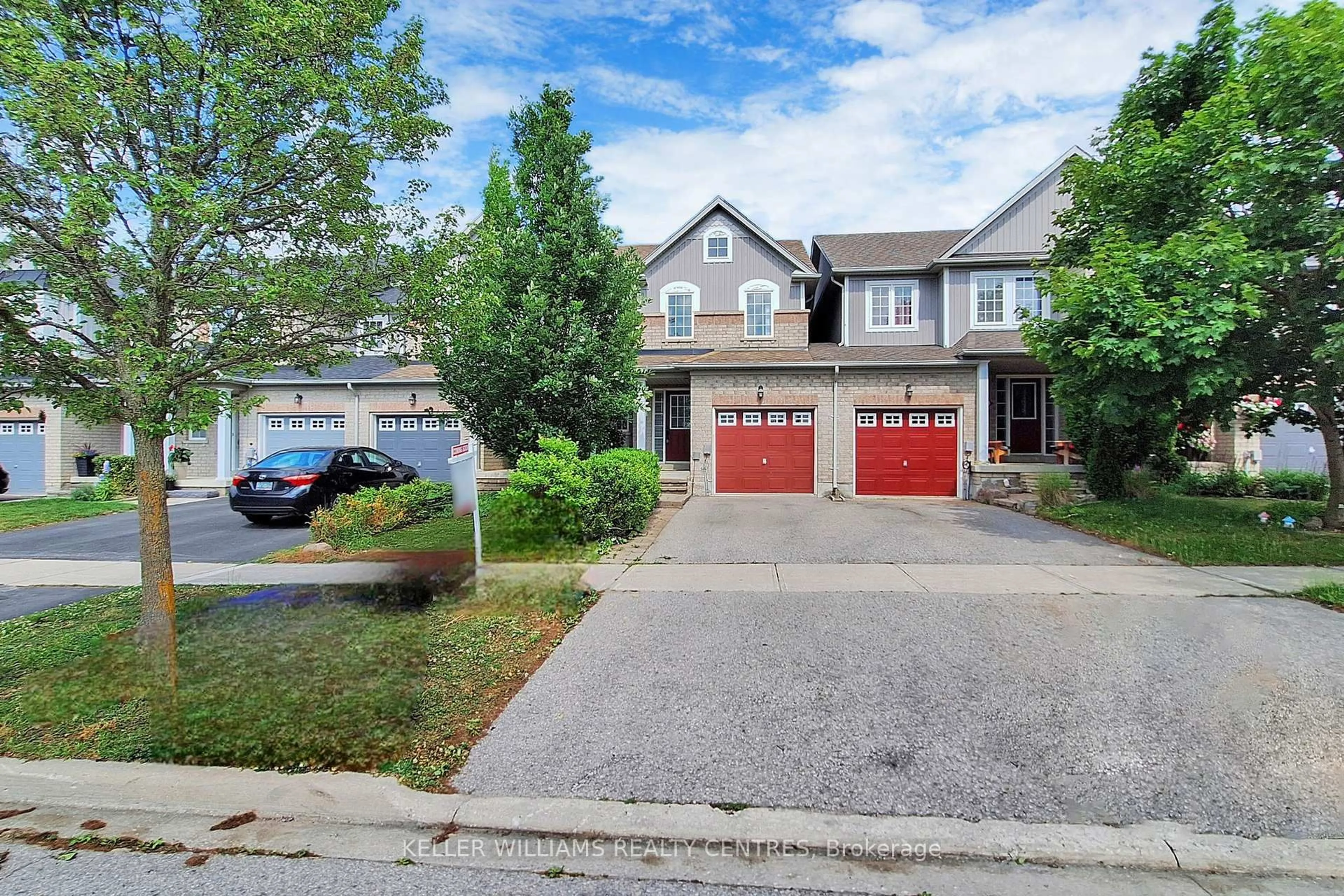 A pic from outside/outdoor area/front of a property/back of a property/a pic from drone, street for 21 Hammill Hts, East Gwillimbury Ontario L0G 1M0