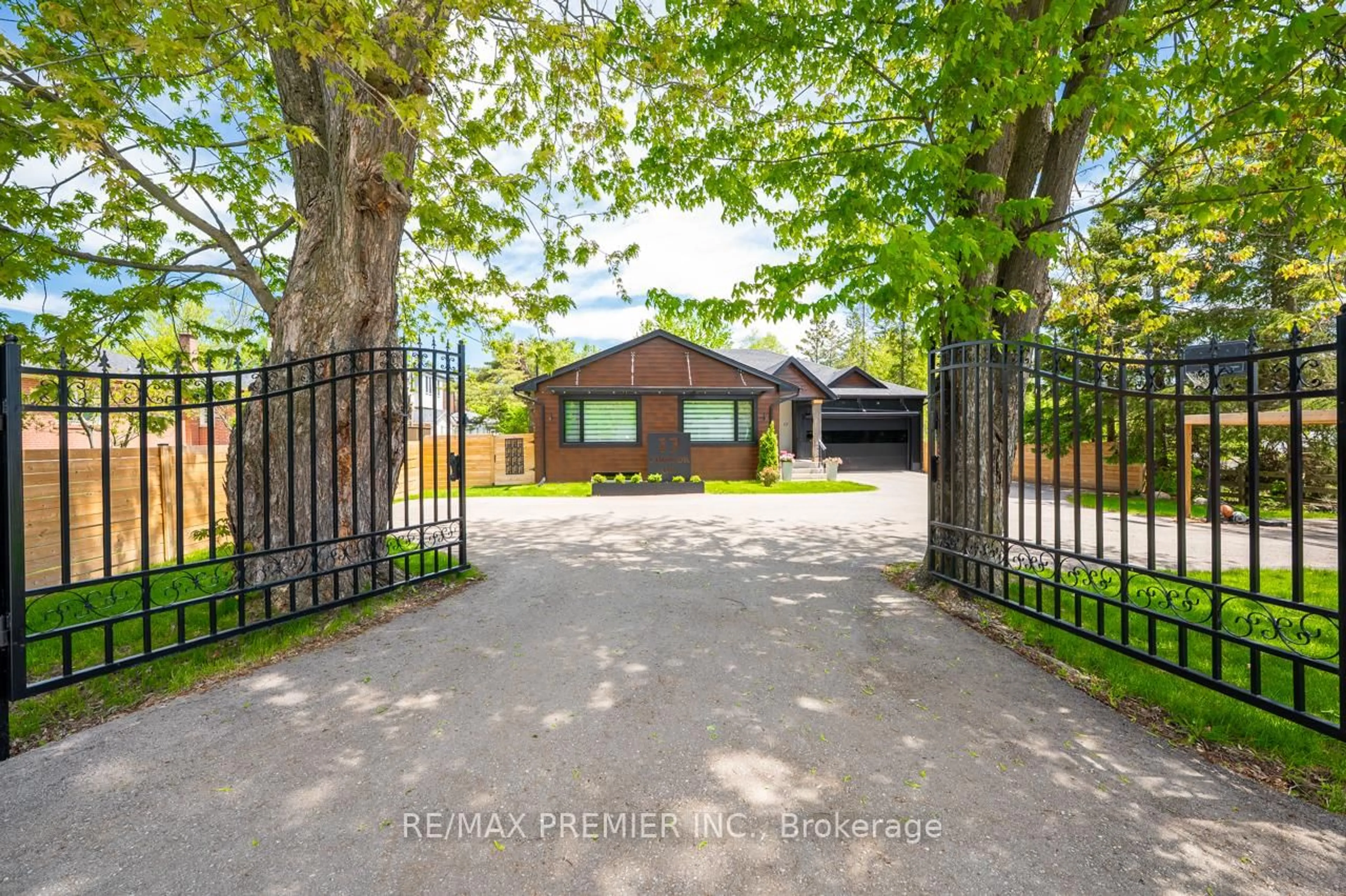 A pic from outside/outdoor area/front of a property/back of a property/a pic from drone, street for 17 Chinook Dr, King Ontario L0G 1N0