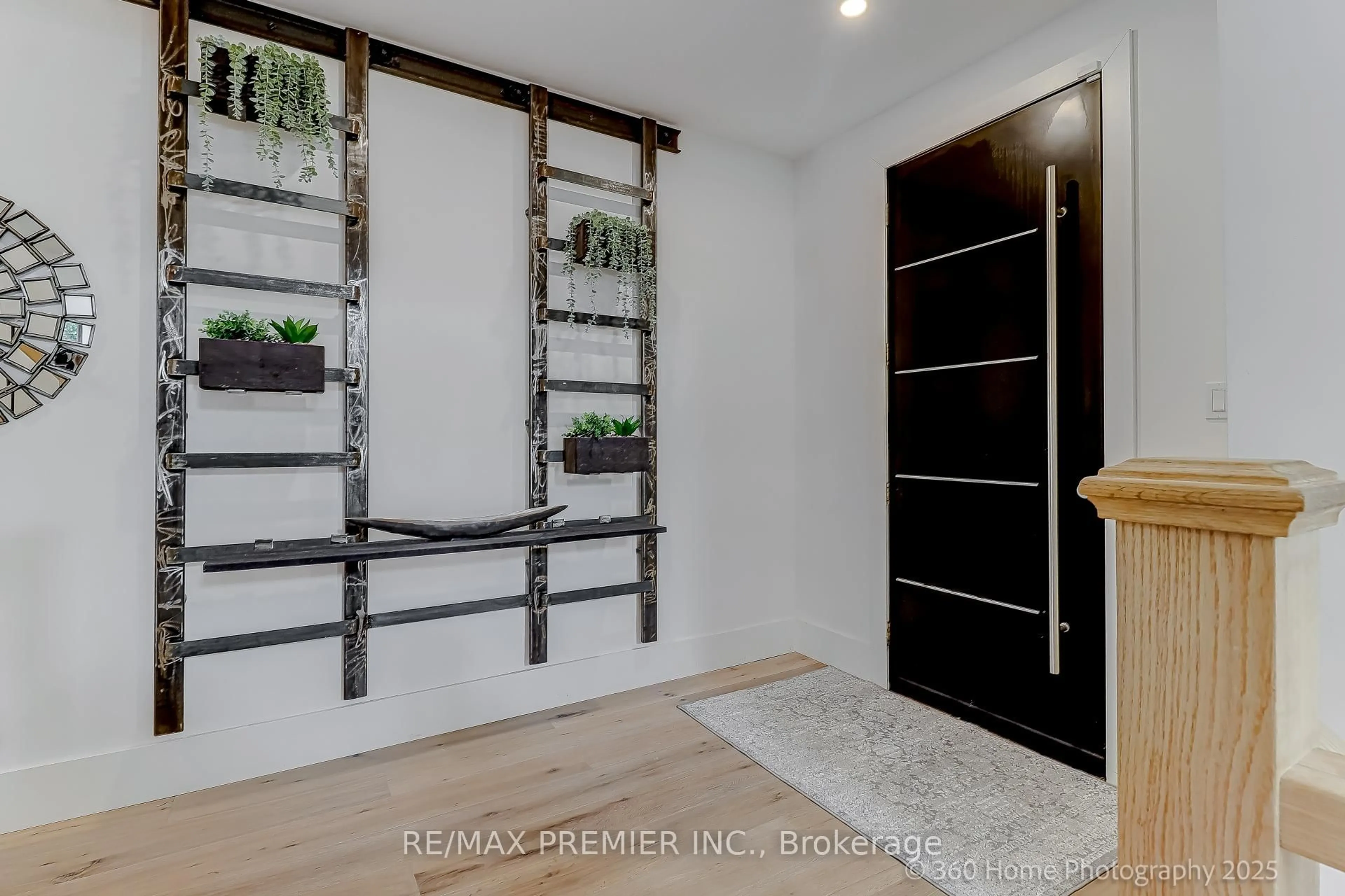 Indoor entryway for 17 Chinook Dr, King Ontario L0G 1N0