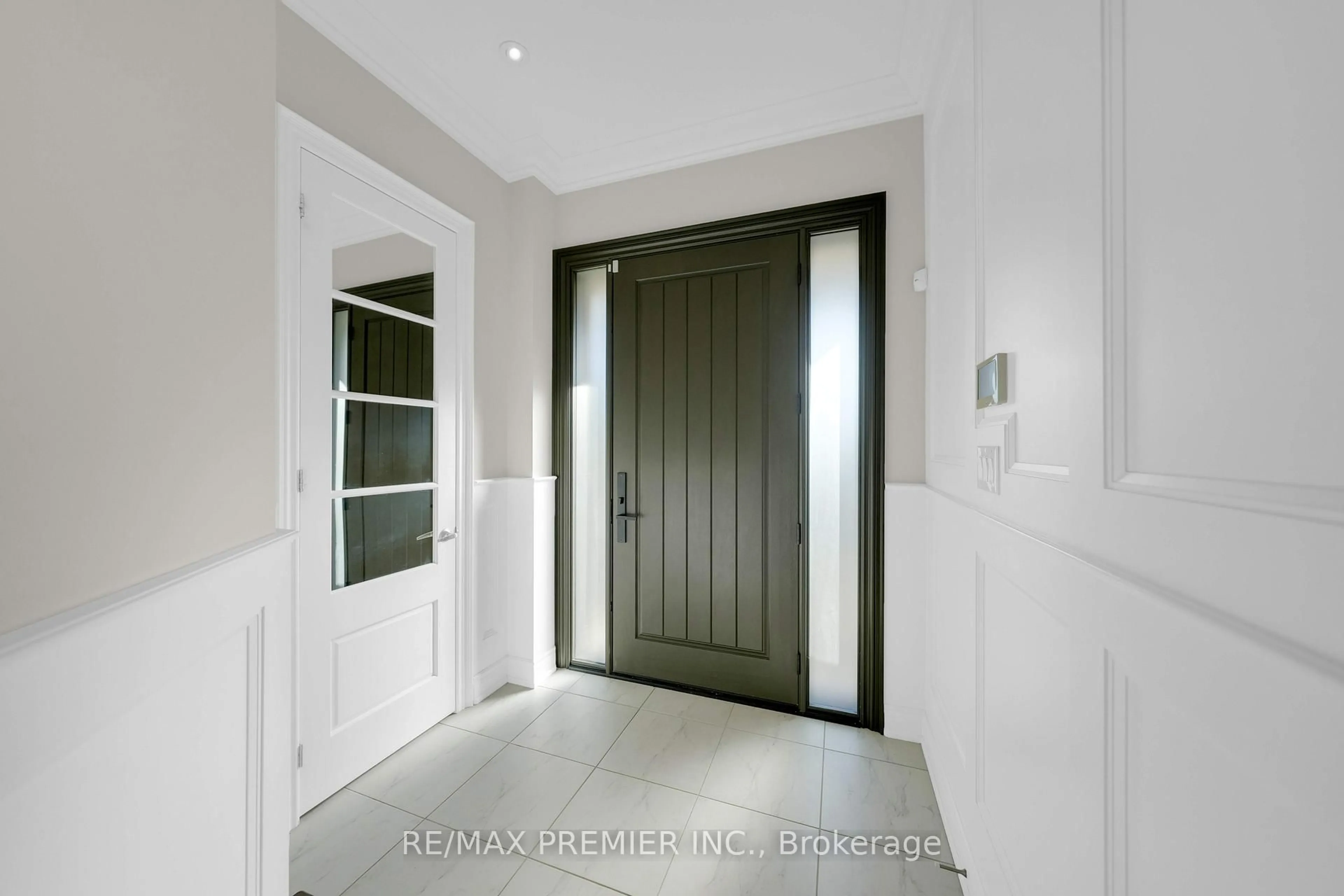 Indoor entryway for 67 Garyscholl Rd, Vaughan Ontario L4H 3R4