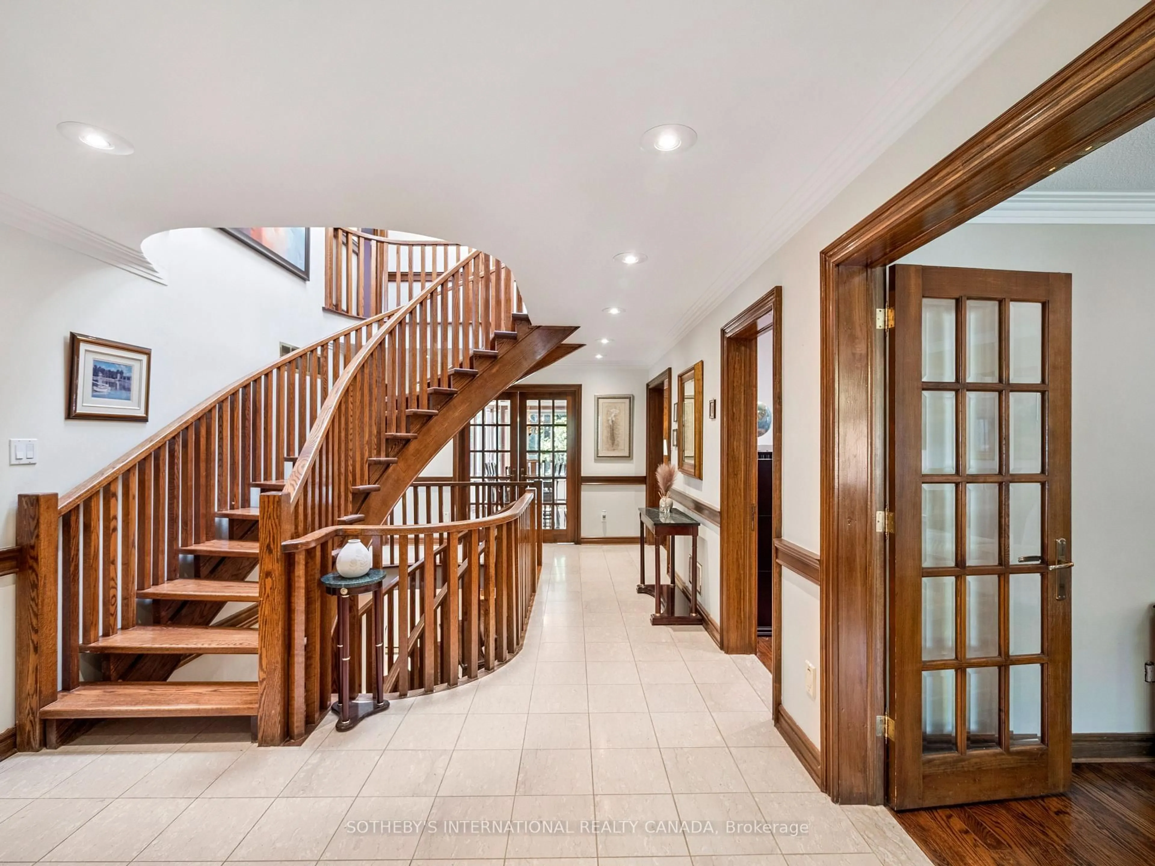 Indoor foyer for 35 Lisa Cres, Richmond Hill Ontario L4B 3A5
